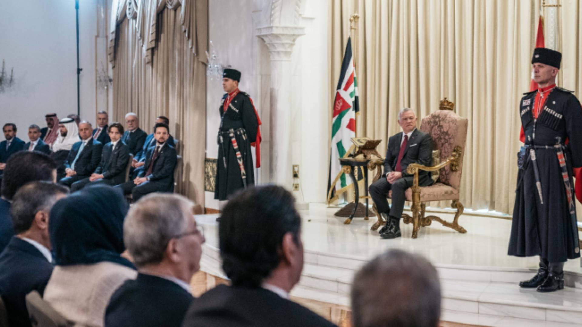 الملك خلال استماعه لرد مجلس الأعيان والنواب على خطاب العرش السامي