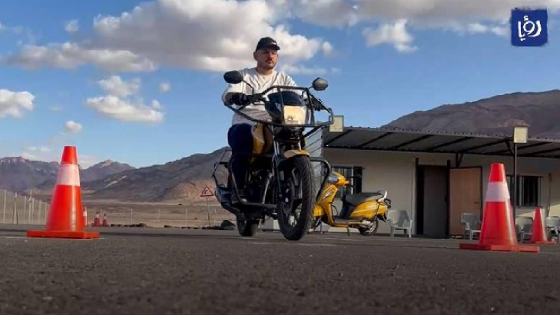 شخص يتدرب على قيادة دراجة نارية