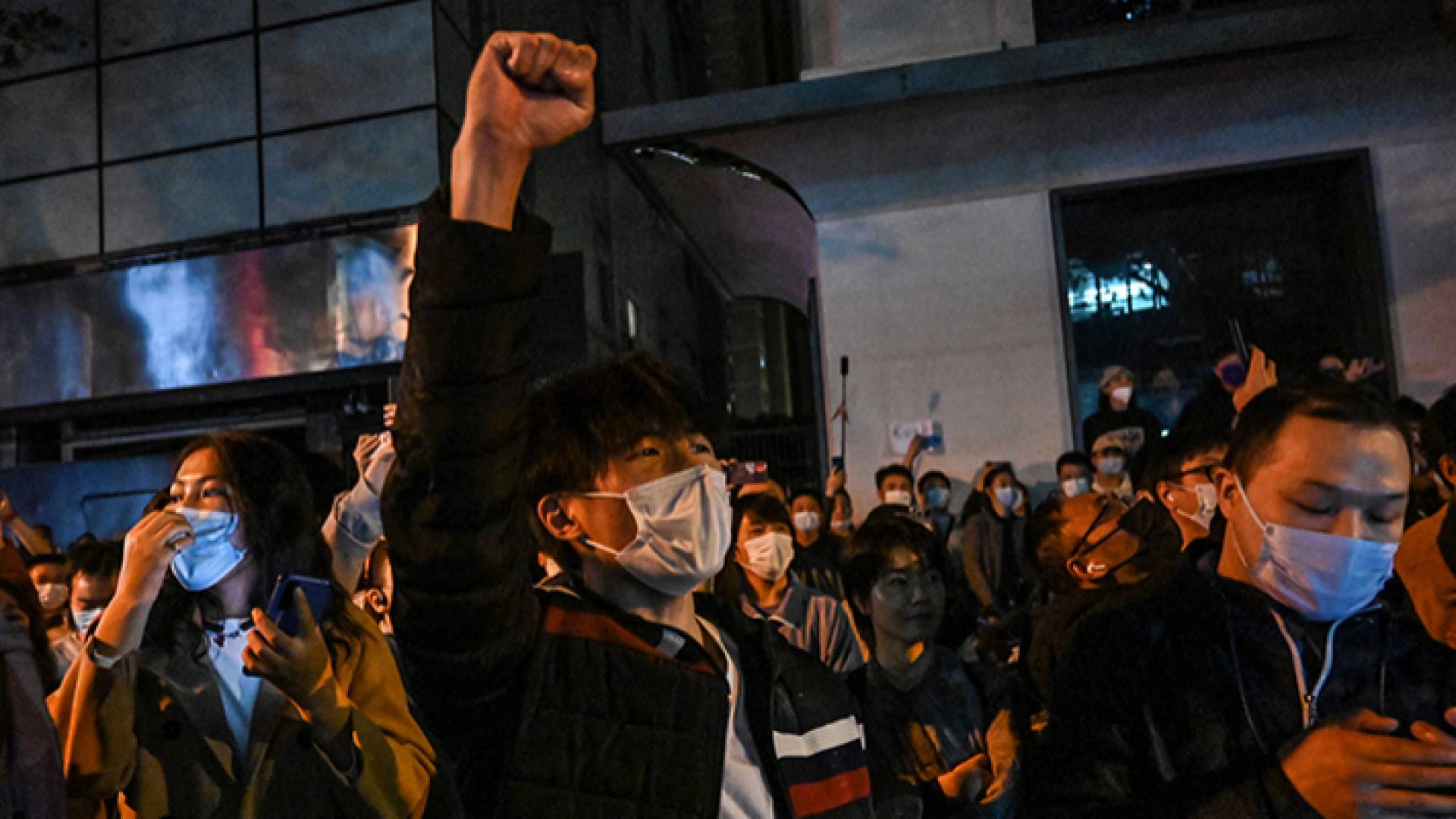 مواطن صيني يحتج على إجراءات الحكومة الصارمة إزاء فيروس كورونا