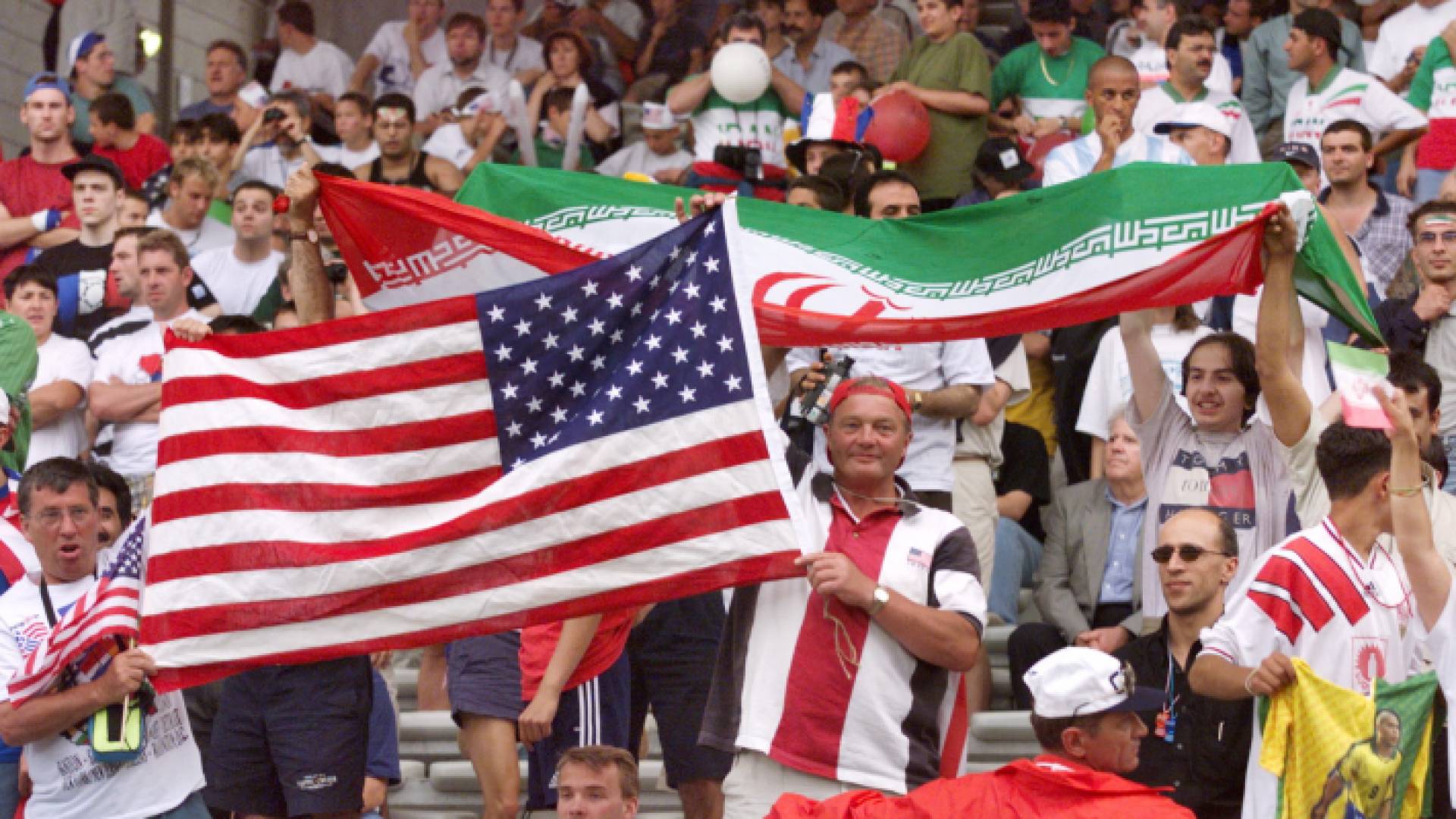 جماهير تحمل علما إيران والولايات المتحدة