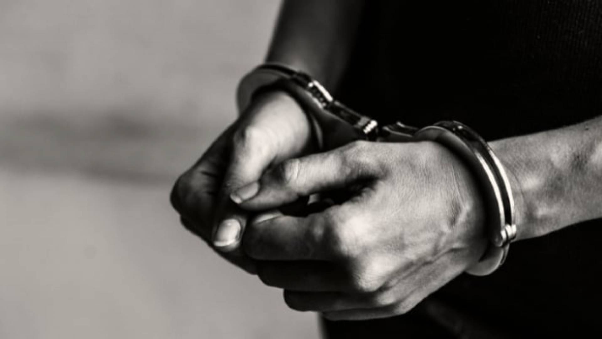 يدان مكبلتان بالأصفاد