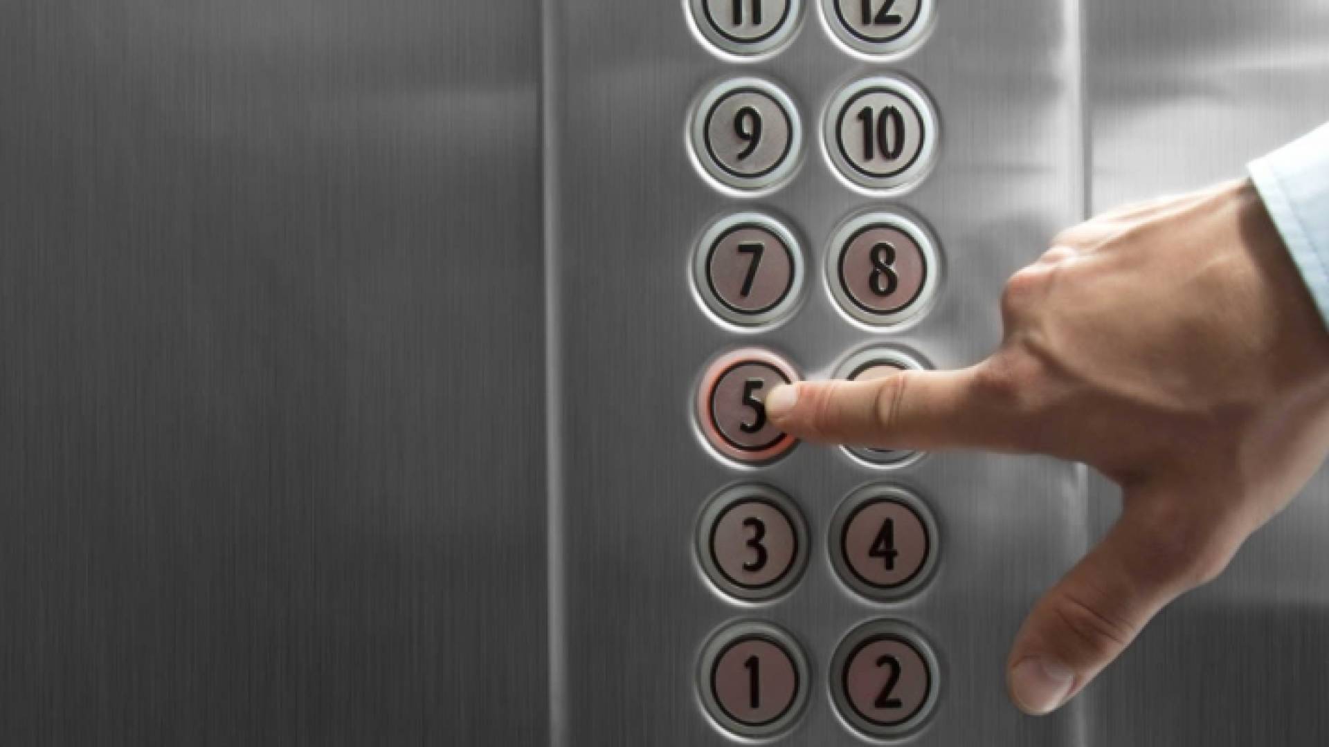 شخص يستخدم المصعد