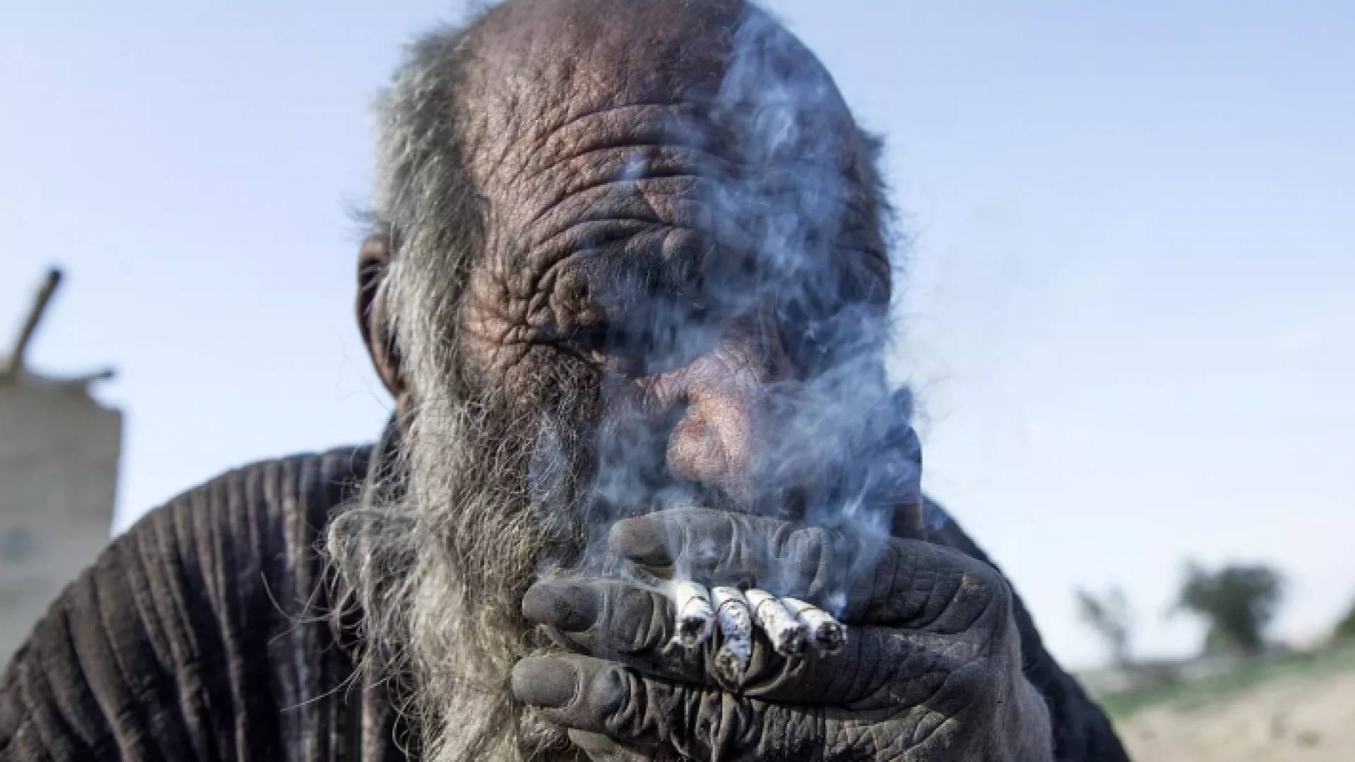 المشرد الإيراني المتوفى "آمو حاجي" أثناء تدخينه عدة سجائر