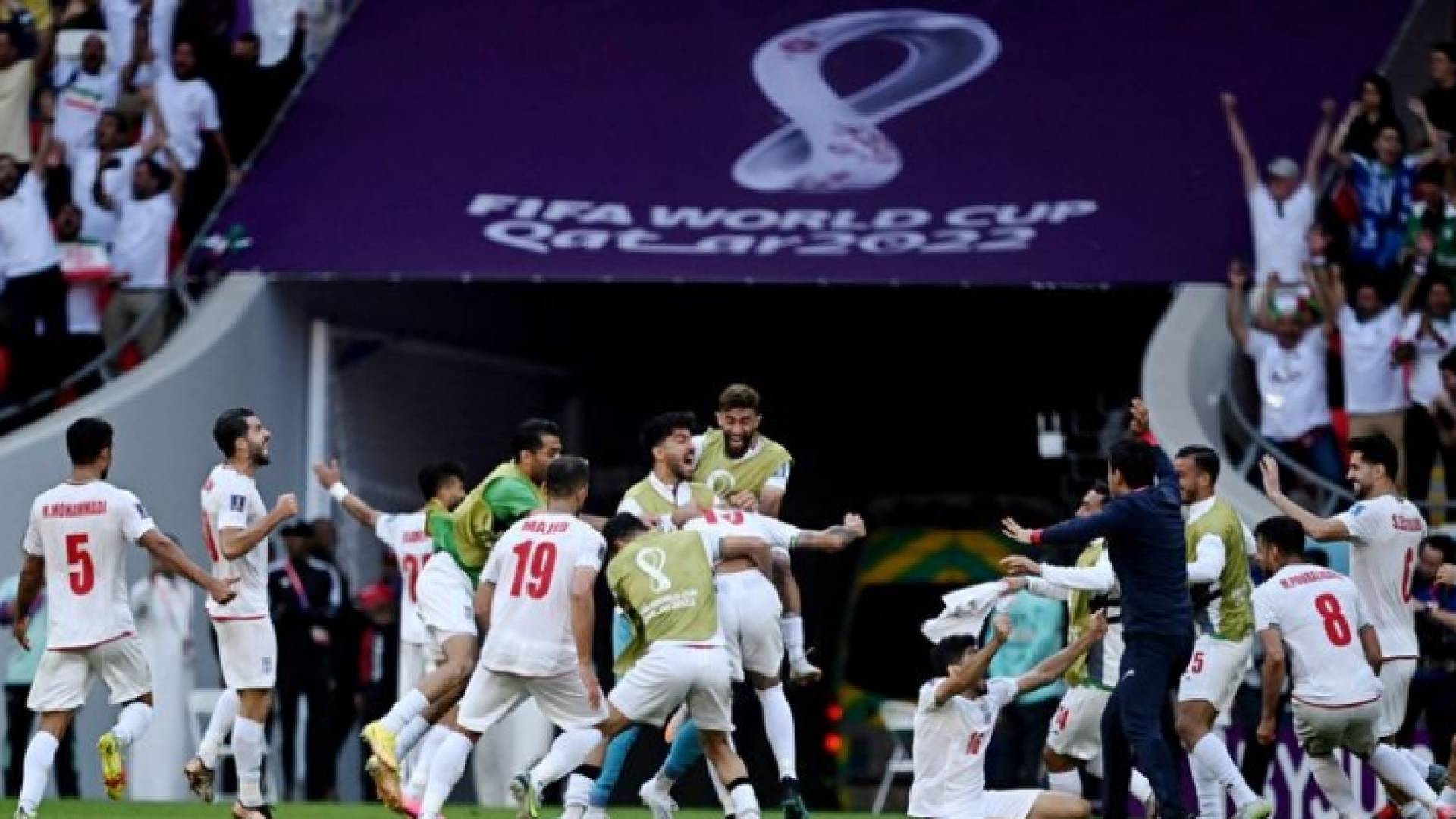 المنتخب الإيراني في أثناء تسجيل هدف في بطولة كأس العالم