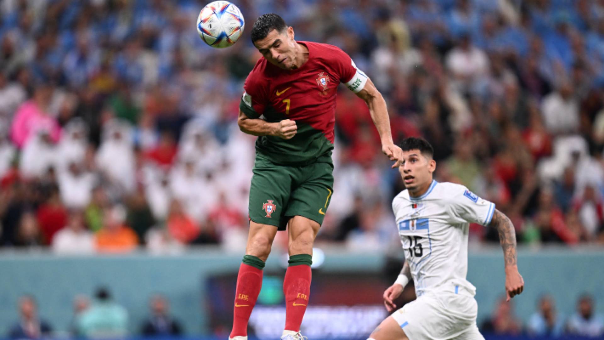 لحظة قفز رونالدو نحو الكرة التي دخلت مرمى منتخب الأوروغواي