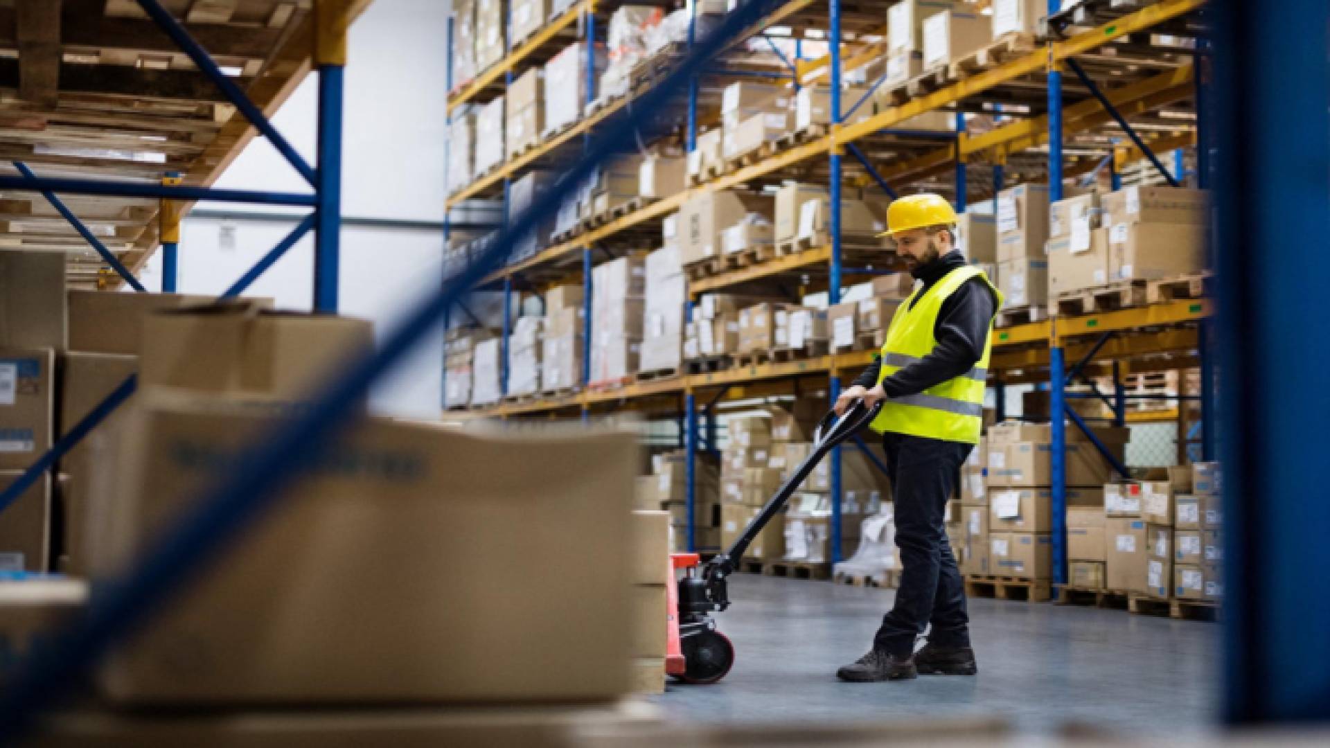 شخص يعمل في أحد المصانع