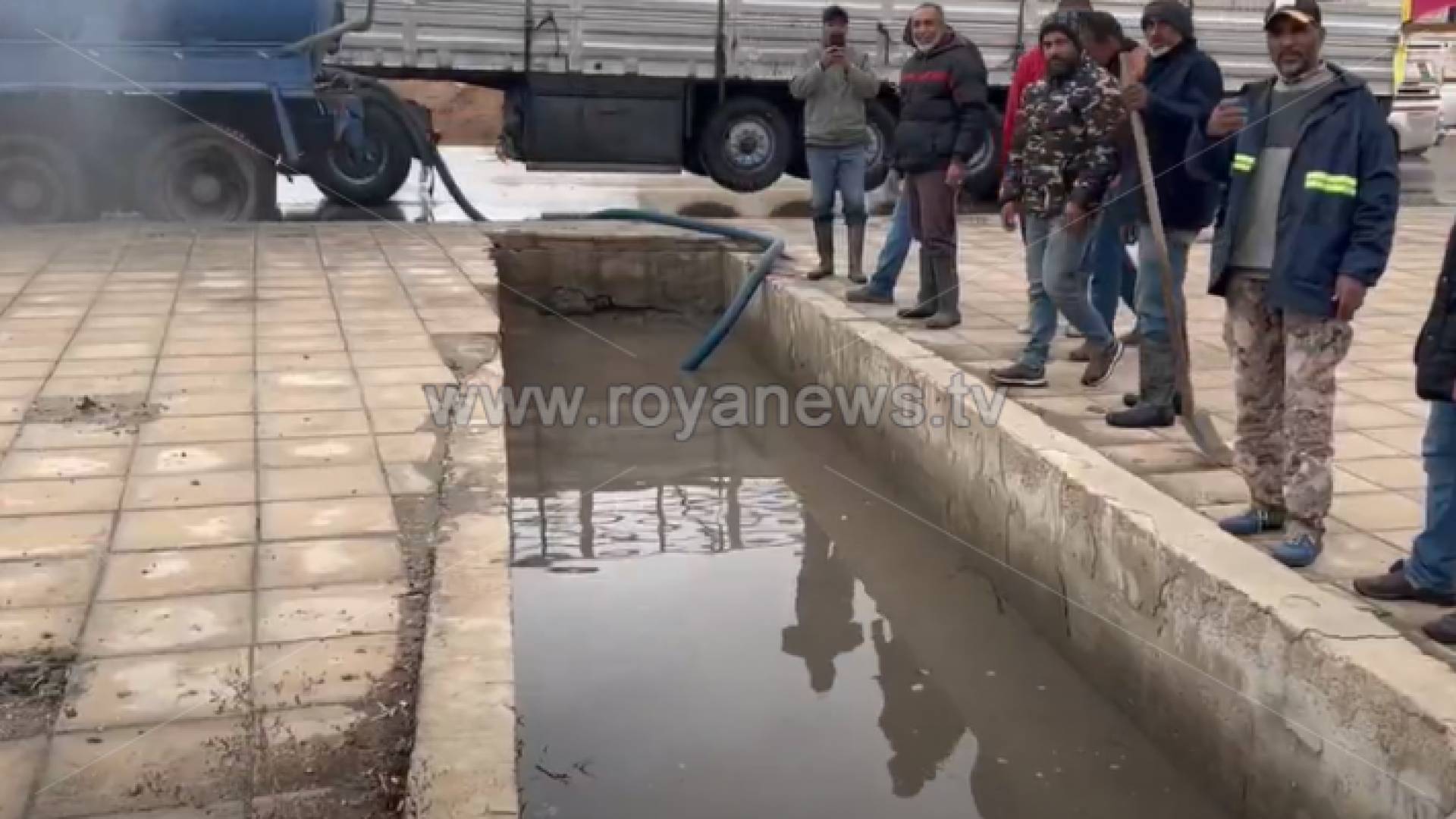 جانب من جهود كوادر بلدية المفرق في تصريف مياه الأمطار