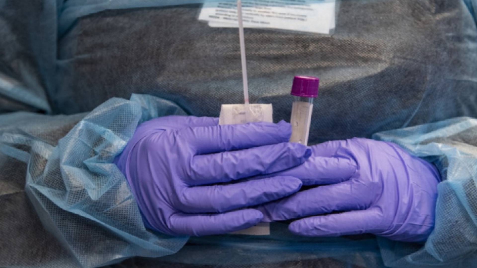 عامل في القطاع الطبي يحمل فحص كورونا