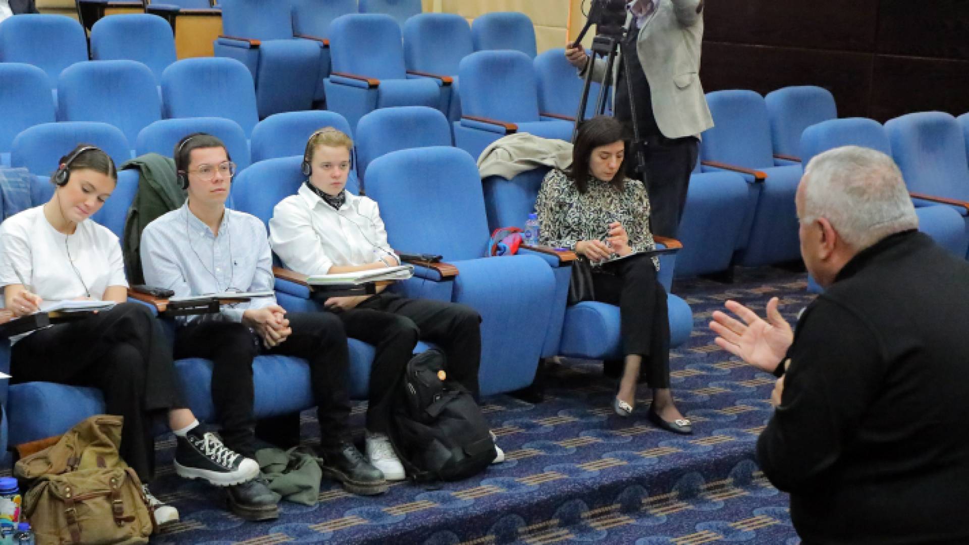 العين خالد رمضان أثناء لقائه في الطلبة الأمريكيين