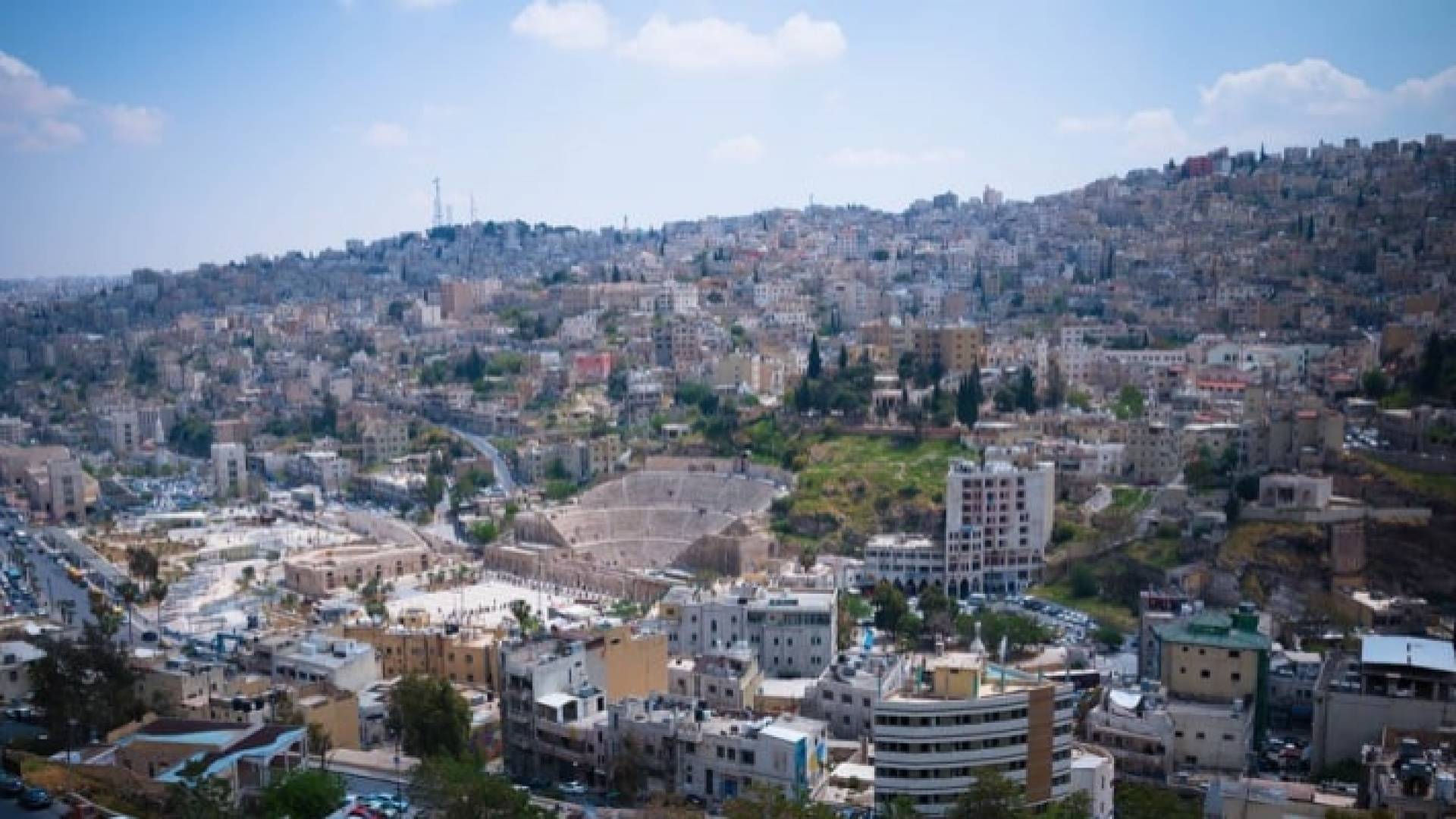 لقطة عامة لمنطقة وسط البلد يظهر فيها المدرج الروماني