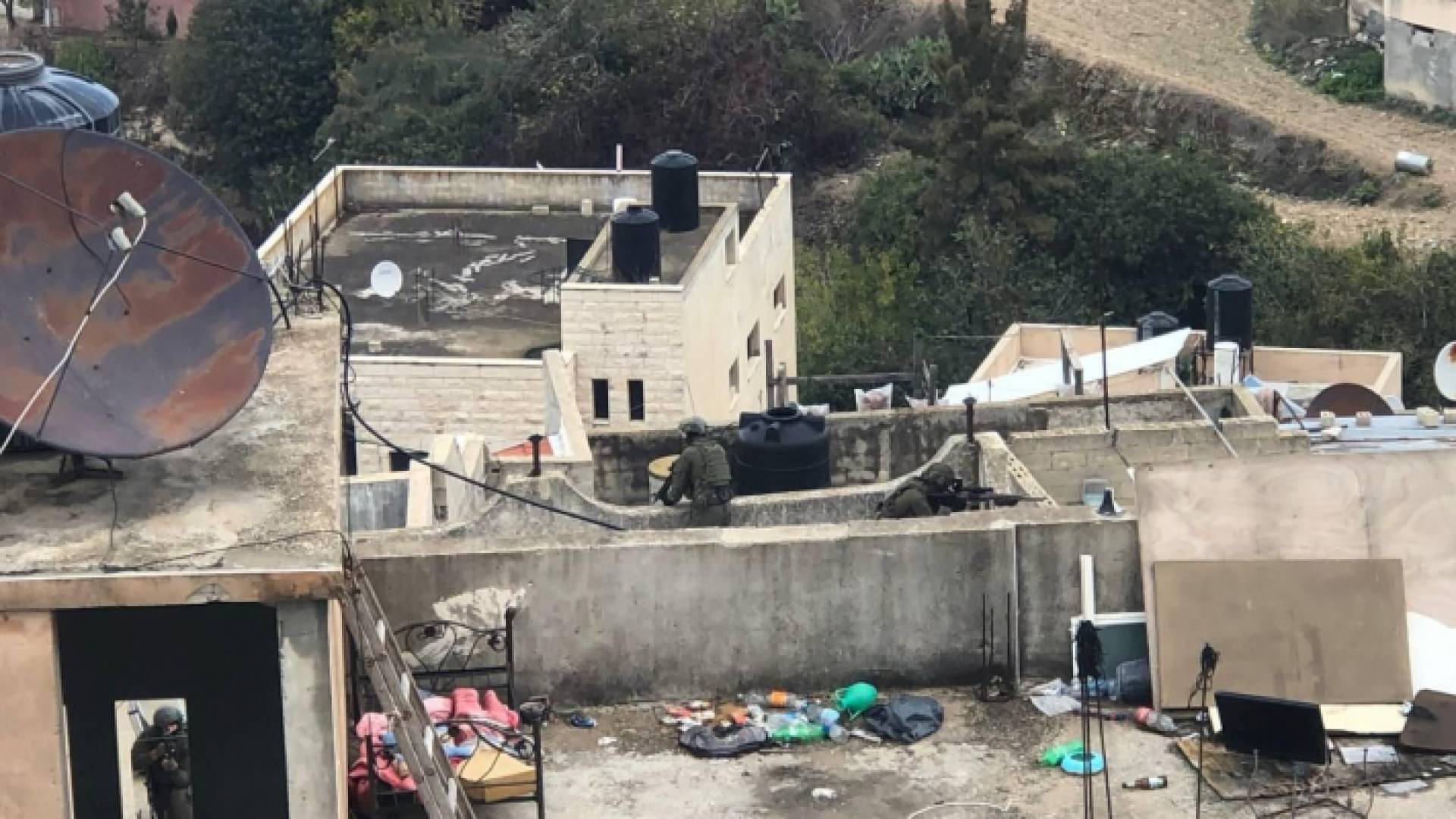 قناص من جنود الاحتلال على سطح منزل في يعبد