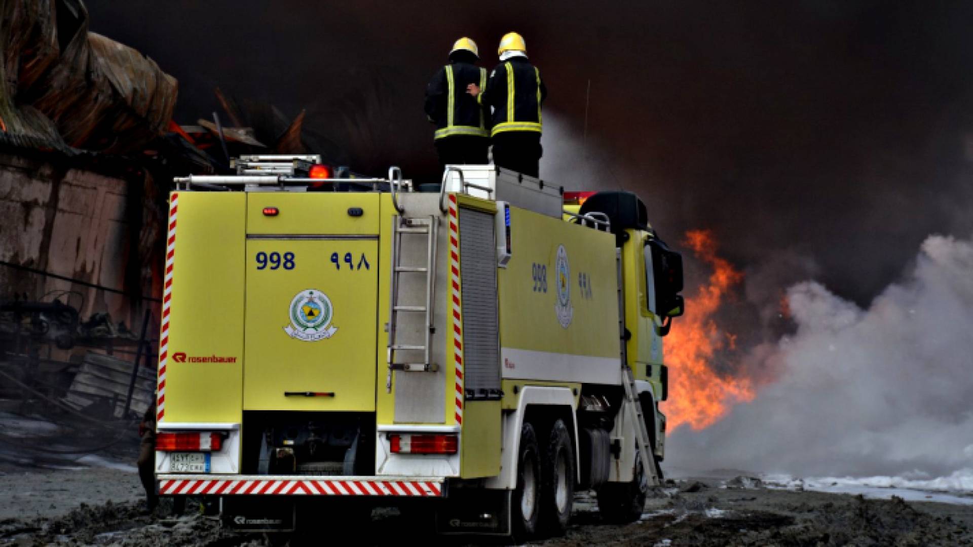 رجال من الدفاع المدني السعودي أثناء إخماد حريق - أرشيفية