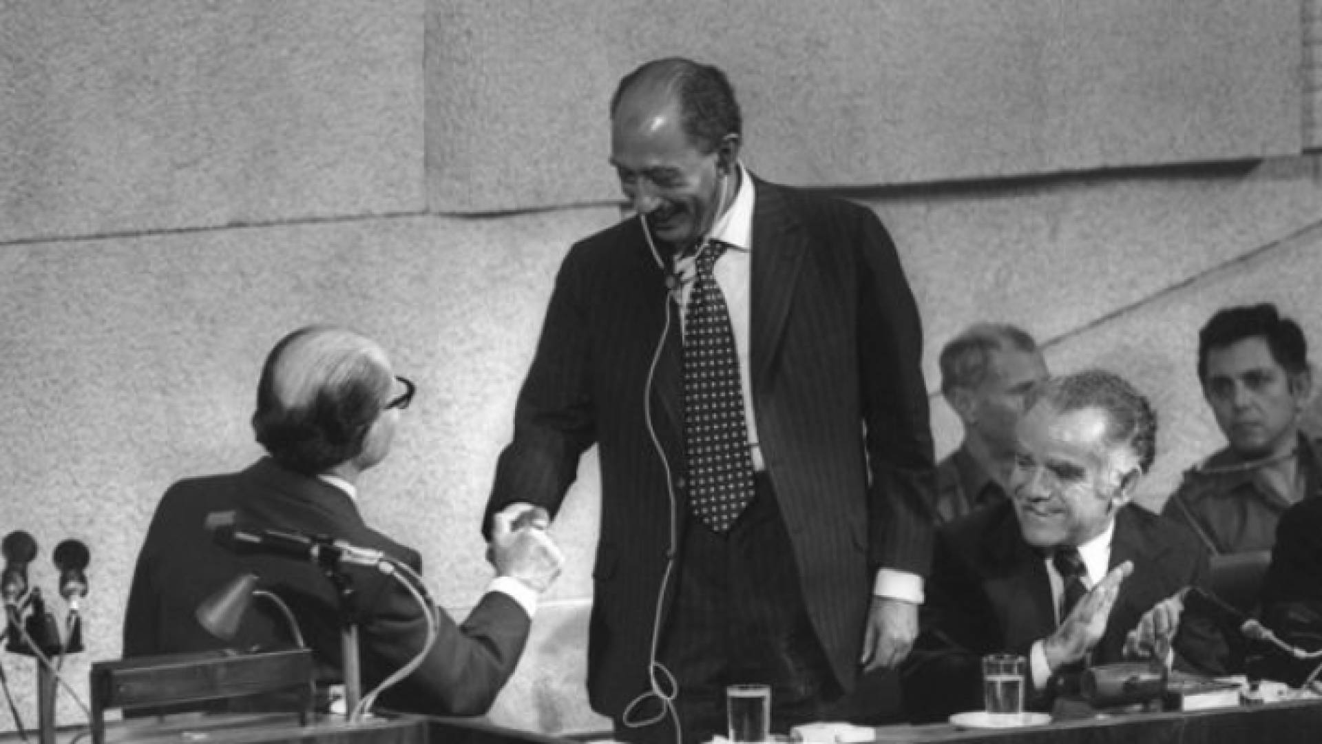 الرئيس المصري الراحل محمد أنور السادات خلال زيارته للقدس وإلقاء كلمة في كنيست الاحتلال الإسرائيلي