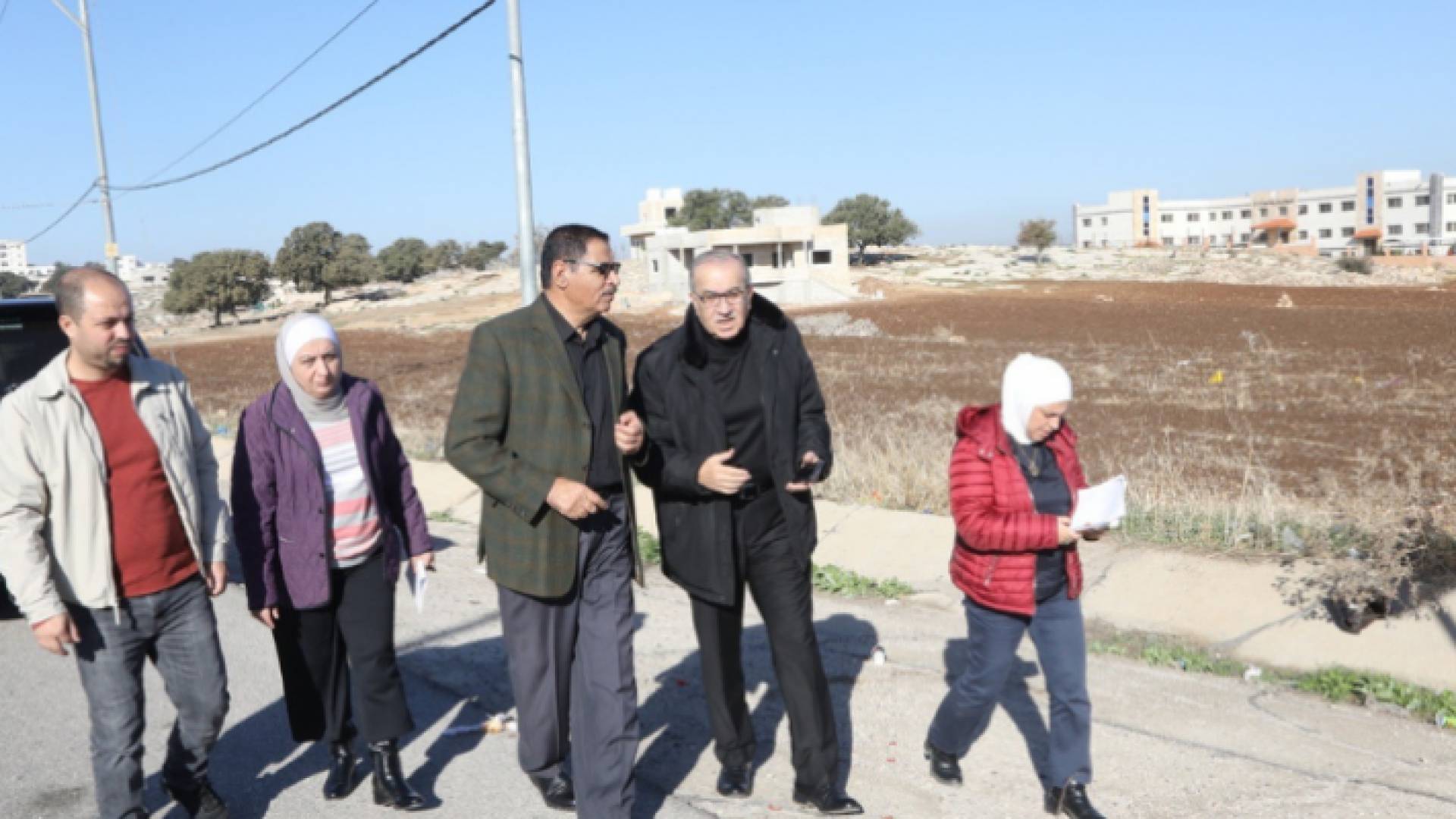 وزير الأشغال ماهر أبو السمن (الثاني من اليسار) يتفقد مشاريع في محافظات إربد وجرش وعجلون