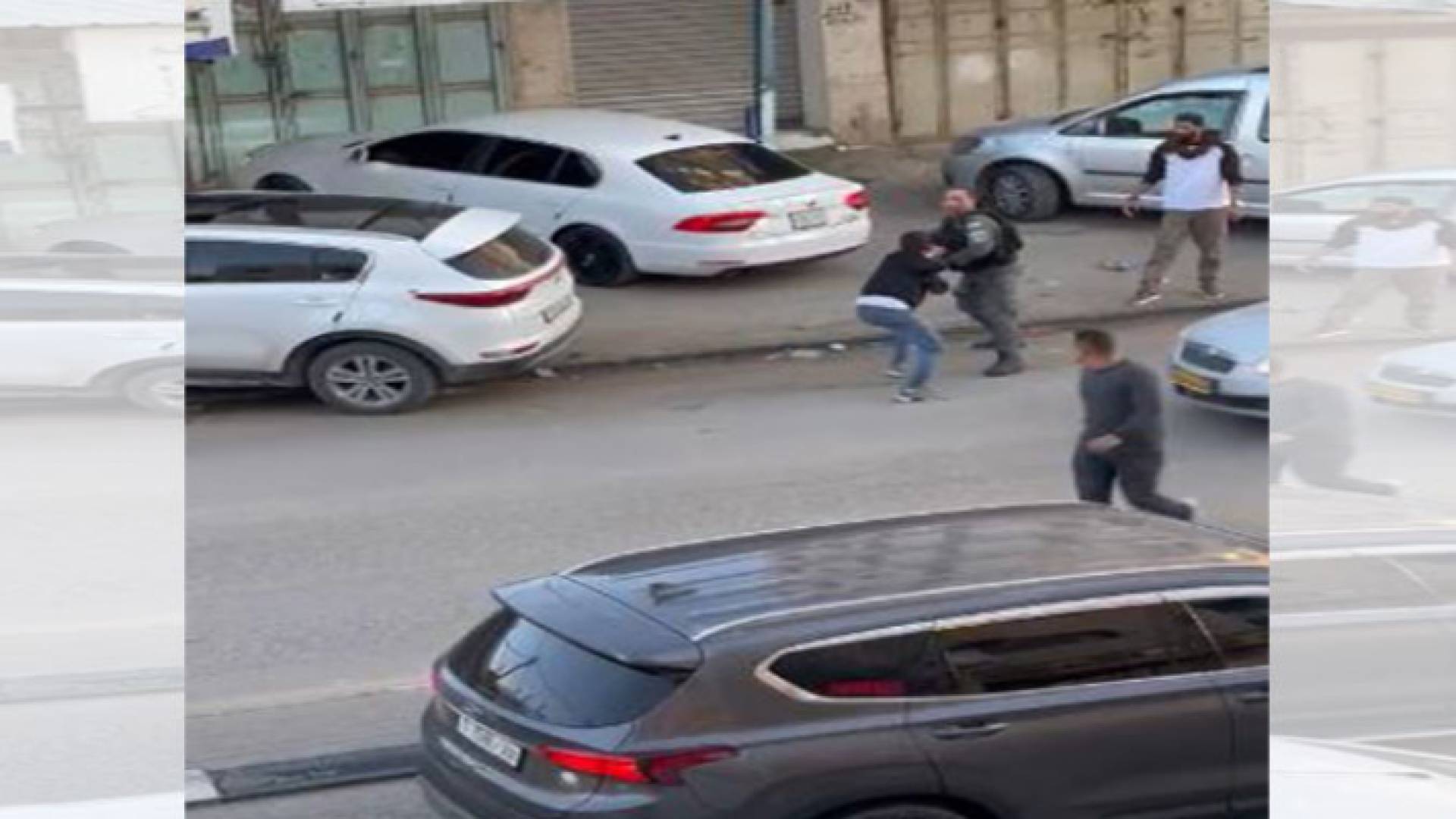 الصورة لحظة إطلاق النار على الشاب الفلسطيني