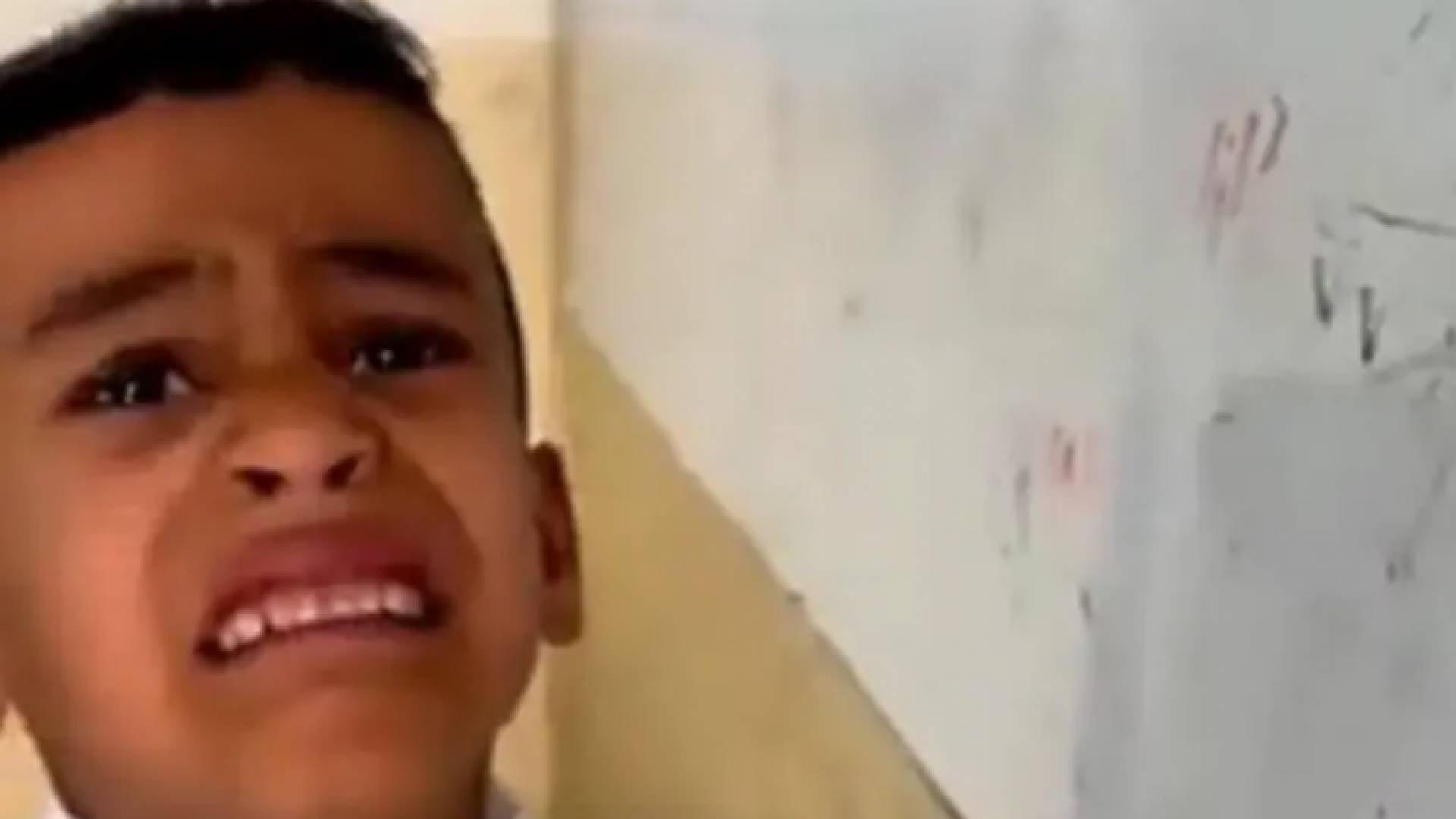صورة من الفيديو الذي يظهر عبره الطفل باكيا
