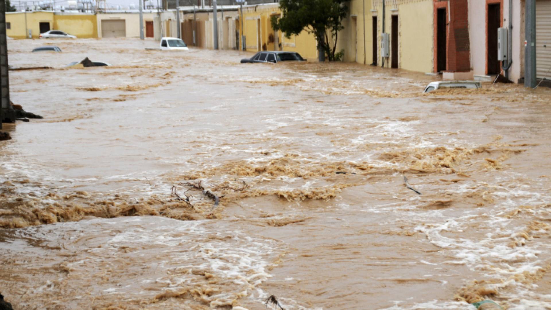 سيول تجتاح إحدى المناطق السعودية