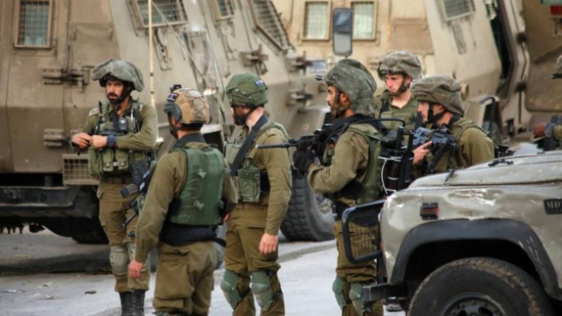 عناصر من جنود الاحتلال يطلقون الرصاص صوب فلسطينيين