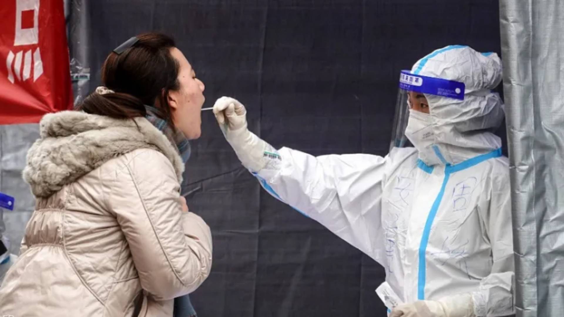 فتاة صينية تجري فحص كورونا