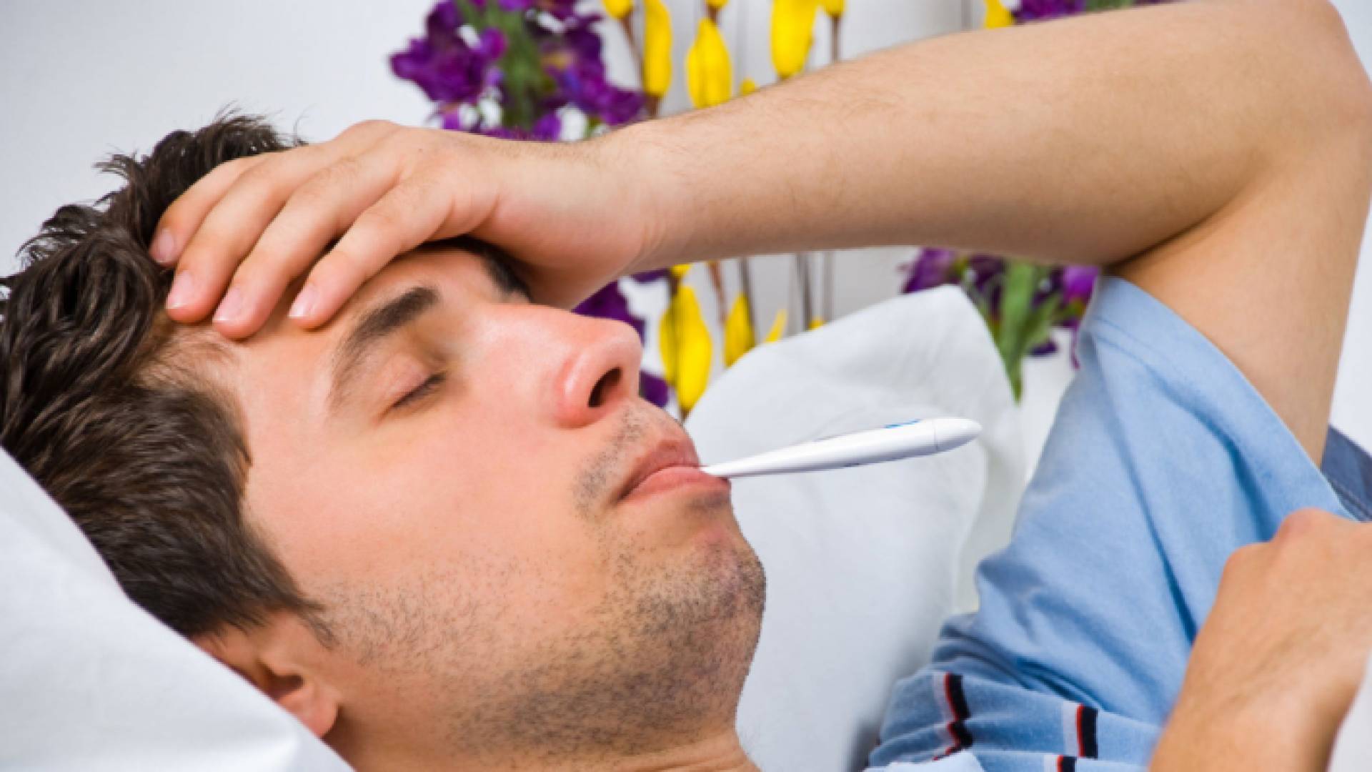 شخص يعاني من ارتفاع في الحرارة