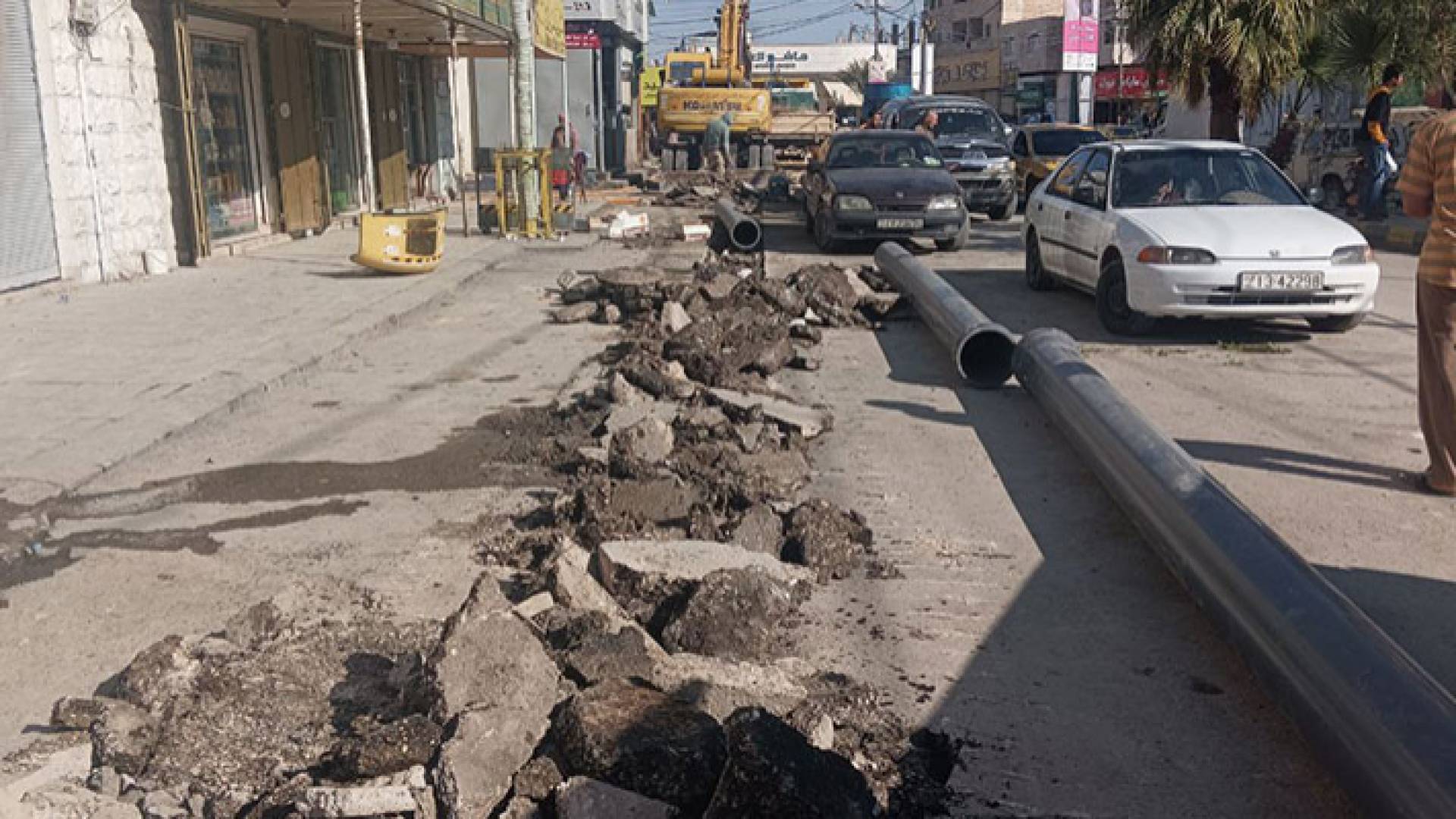 جانب من أعمال الصيانة في الوسط التجاري بمحافظة معان