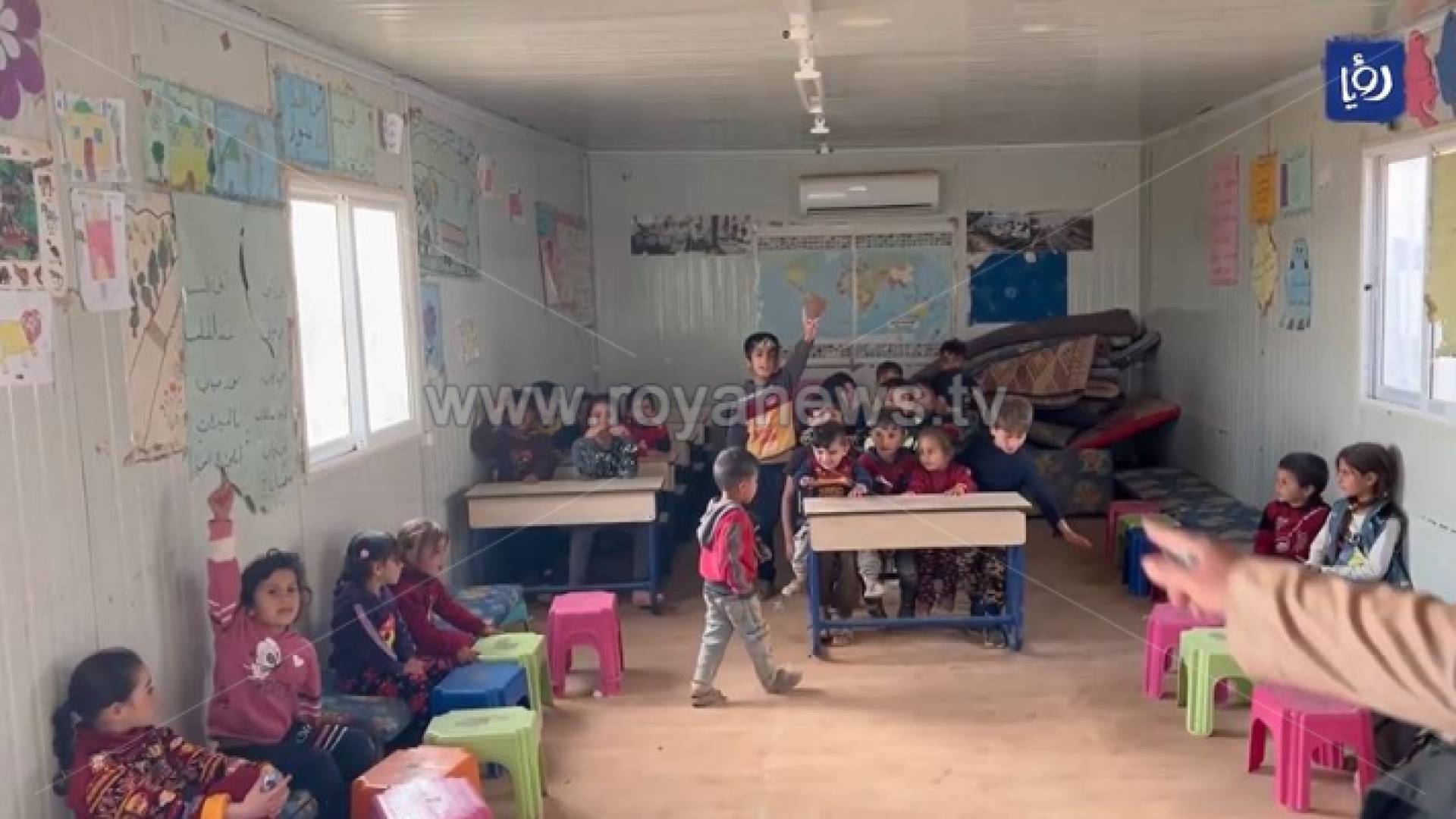 أطفال يدرسون داخل الكرفان