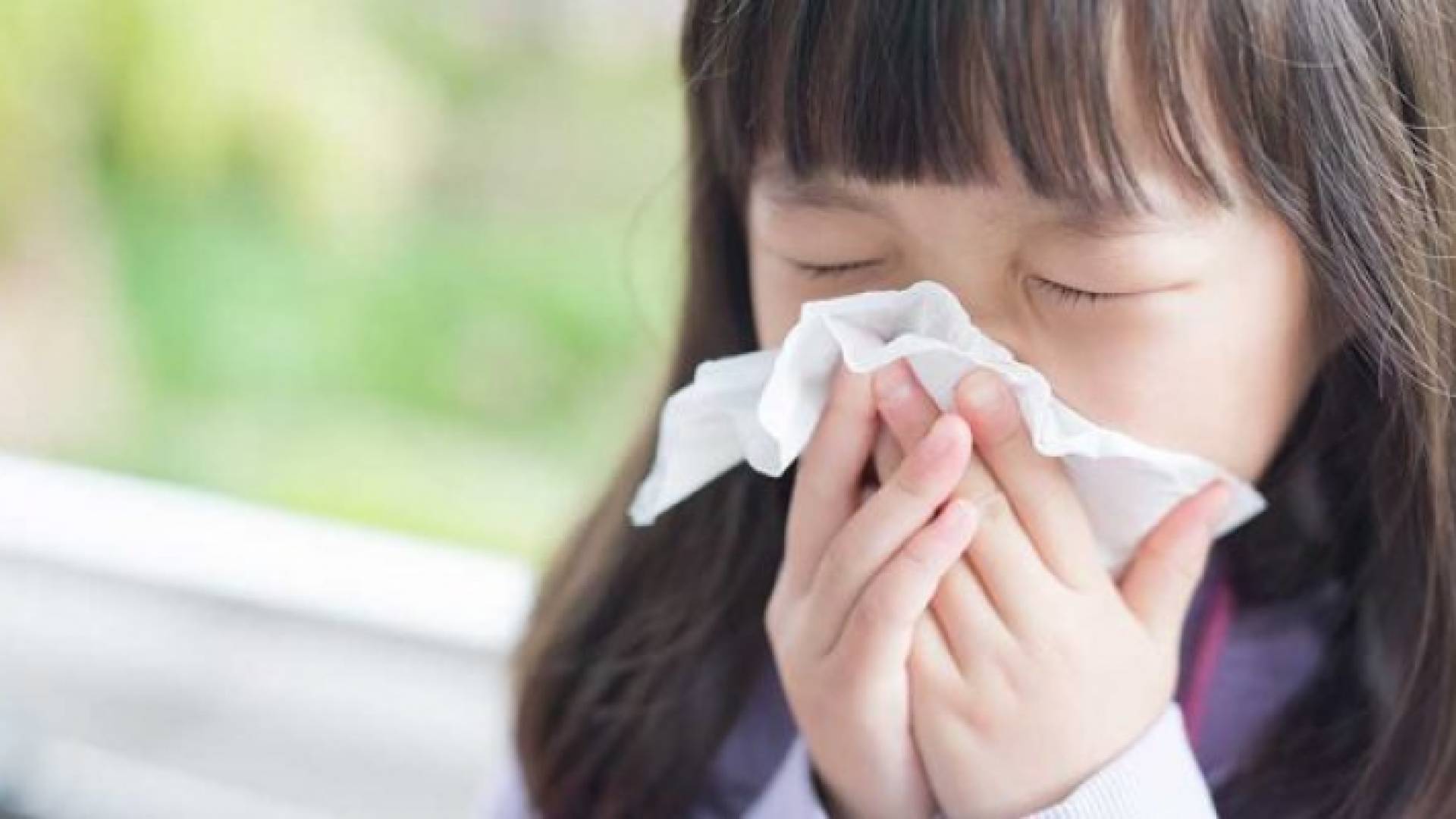 طفلة تعاني من أعراض السعال