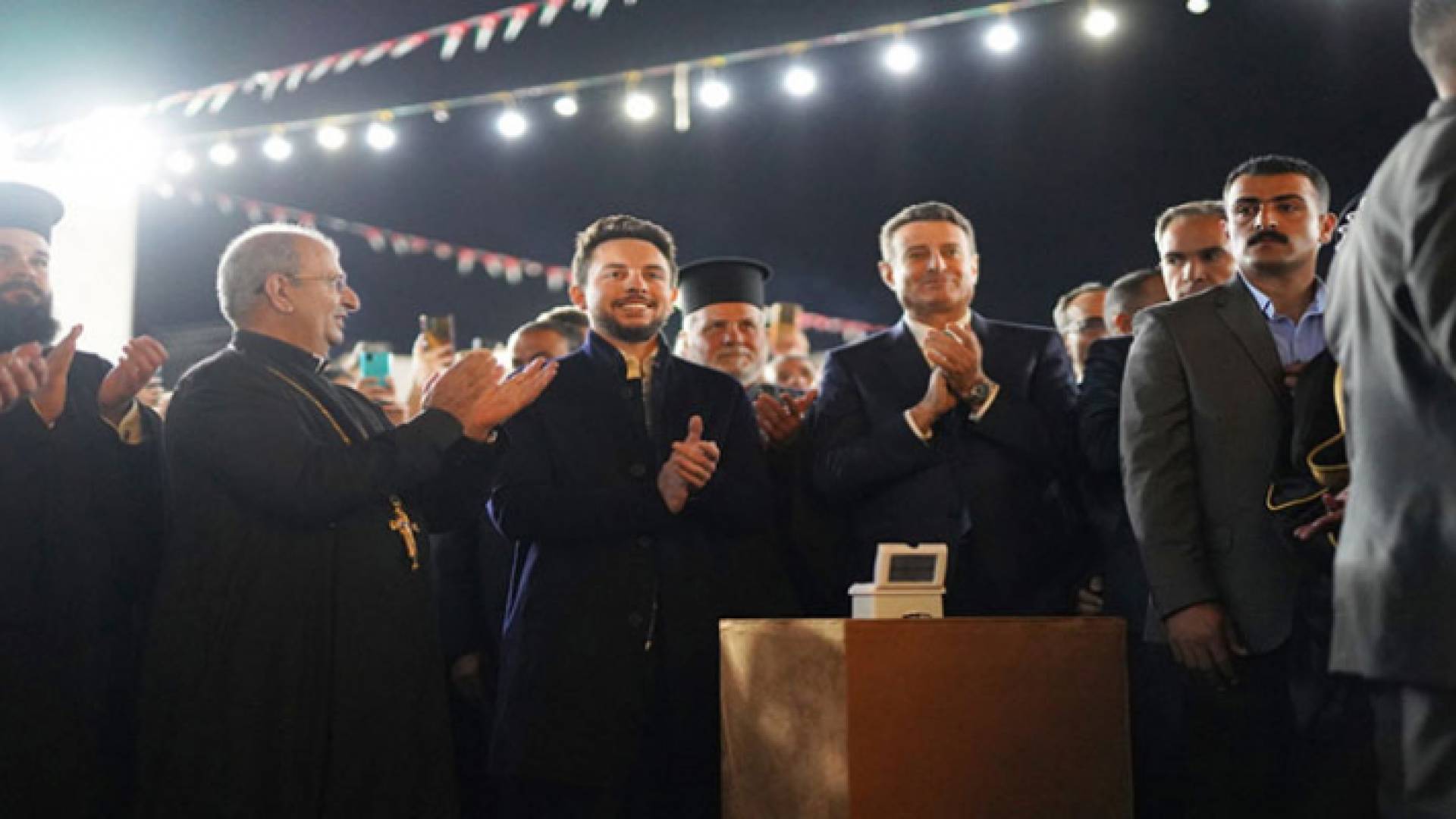 ولي العهد يشارك أبناء الطوائف المسيحية إضاءة شجرة عيد الميلاد في الكرك