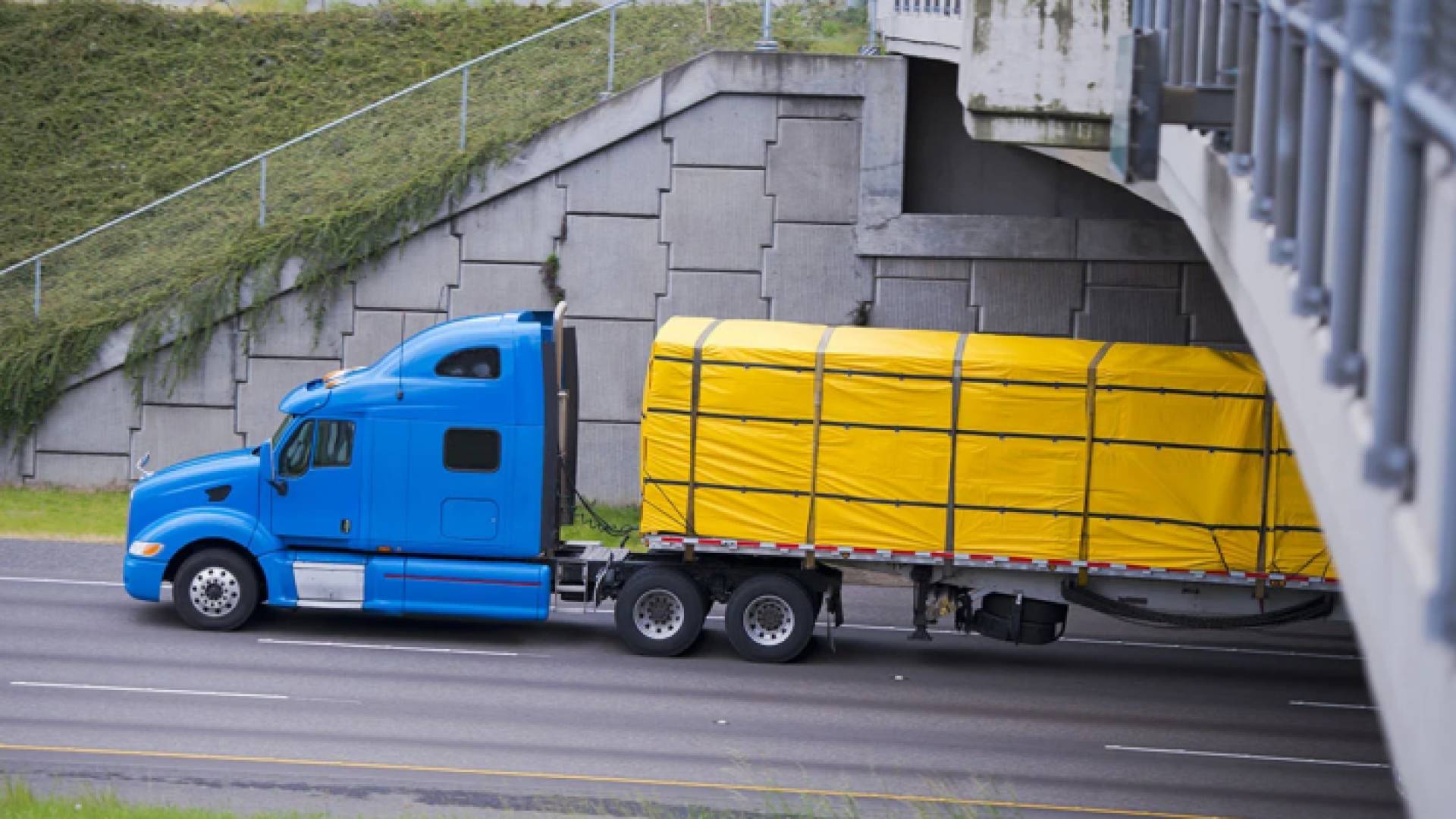 مركبة شحن على طريق عام