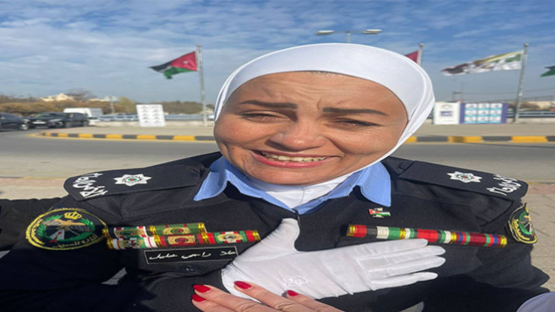 الضابطة عقب ثني الشاب عن الانتحار