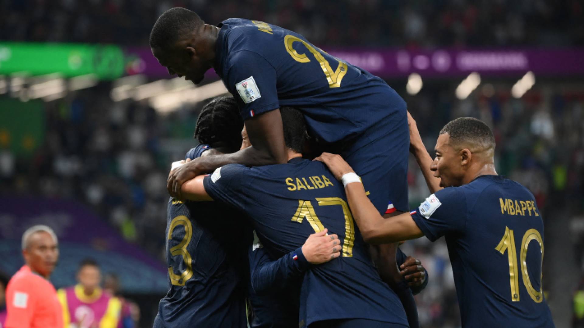 المنتخب الفرنسي يحتفل بأحد أهدافه في المونديال