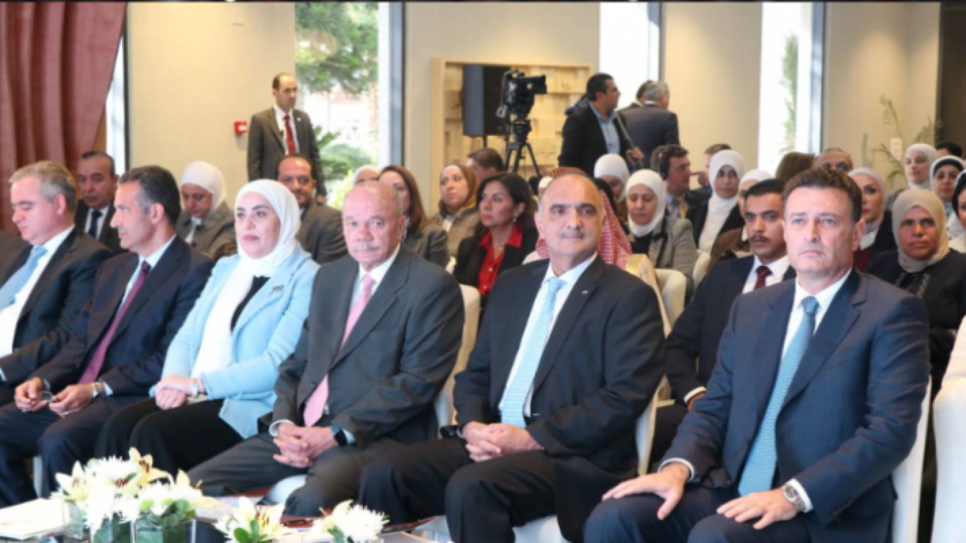 رئيس الوزراء (الثاني من اليسار) يرعى حفل إطلاق استراتيجية تمكين المرأة في رؤية التحديث الاقتصادي