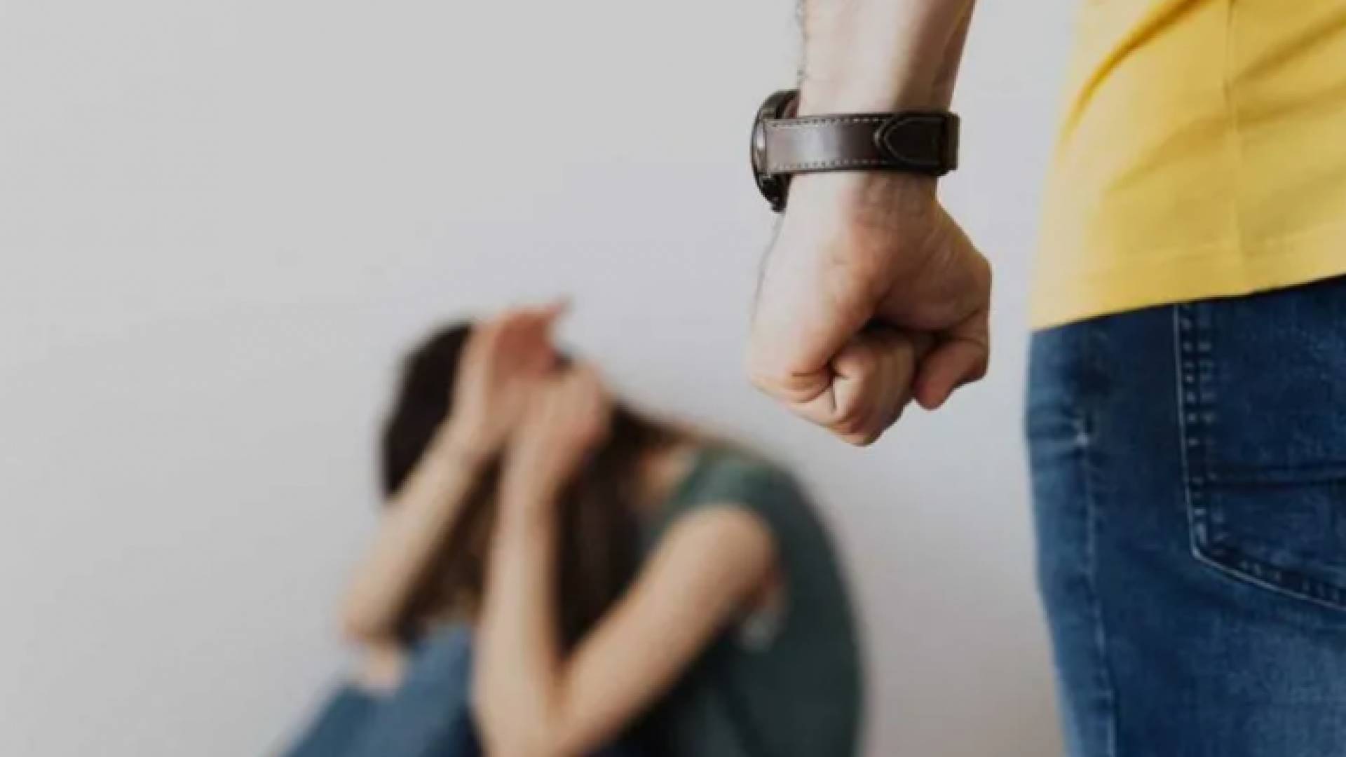 رجل يضرب زوجته - تعبيرية