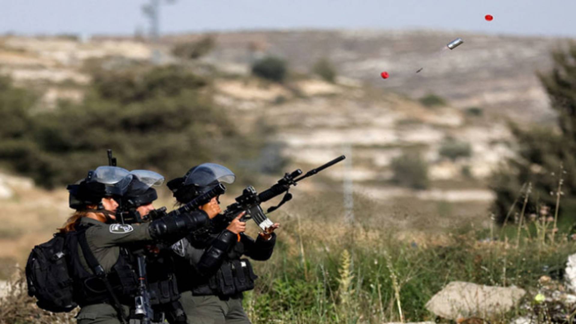عناصر من قوات الاحتلال يطلقون قنابل الغاز صوب فلسطينيين