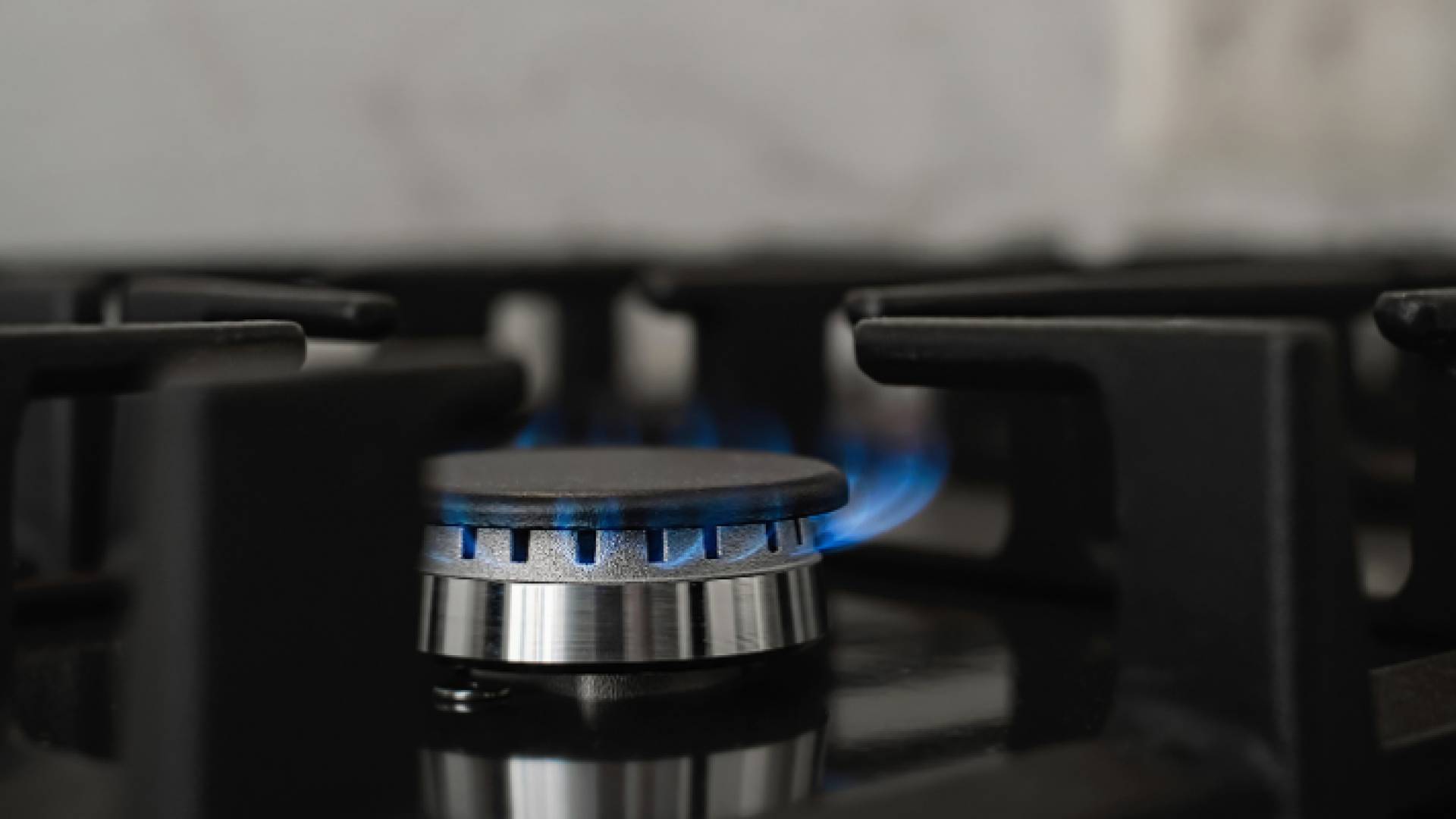 صورة لألسنة لهب في موقد يعمل على الغاز