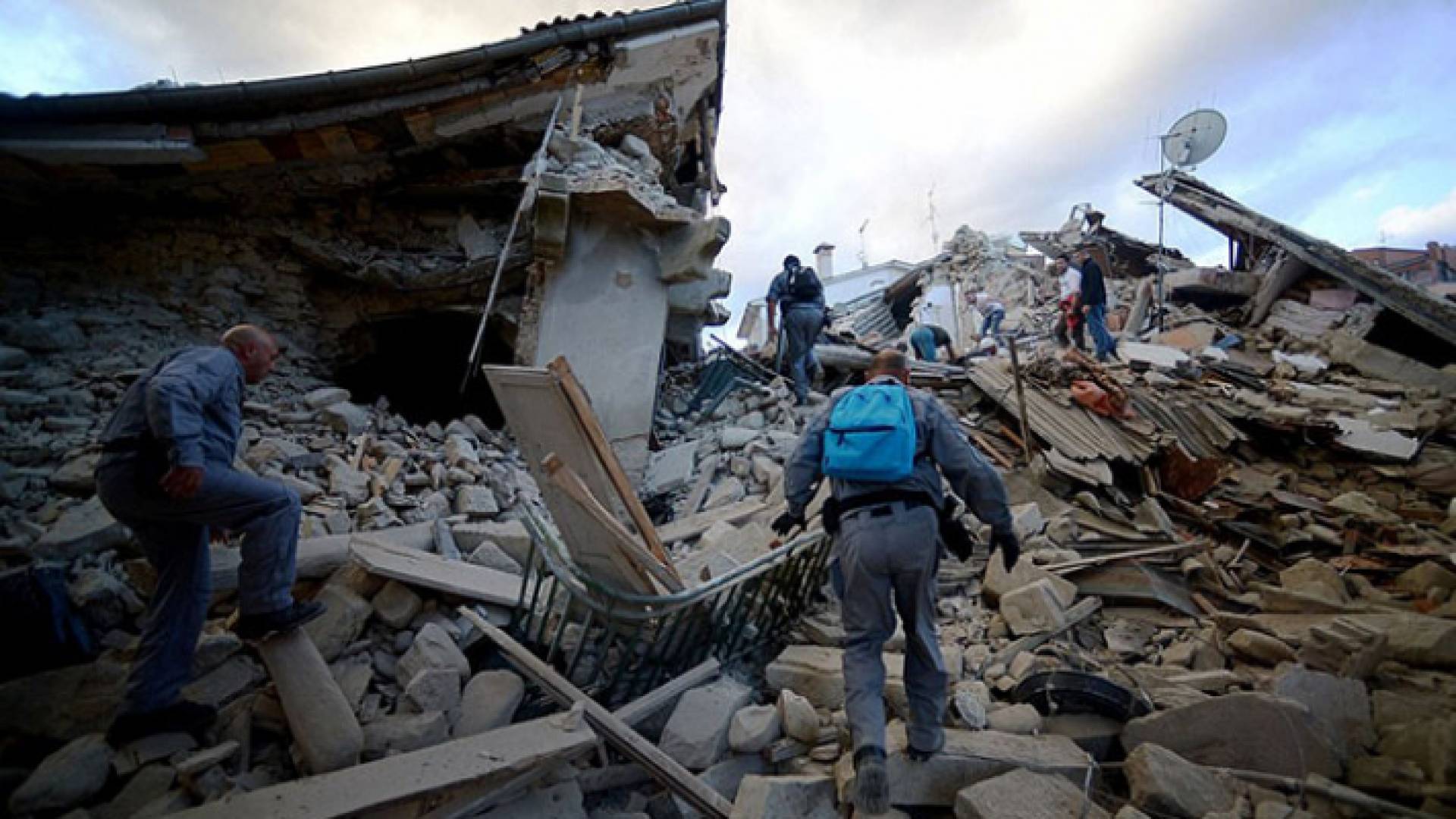 آثار الزلزال المدمر في الجابون