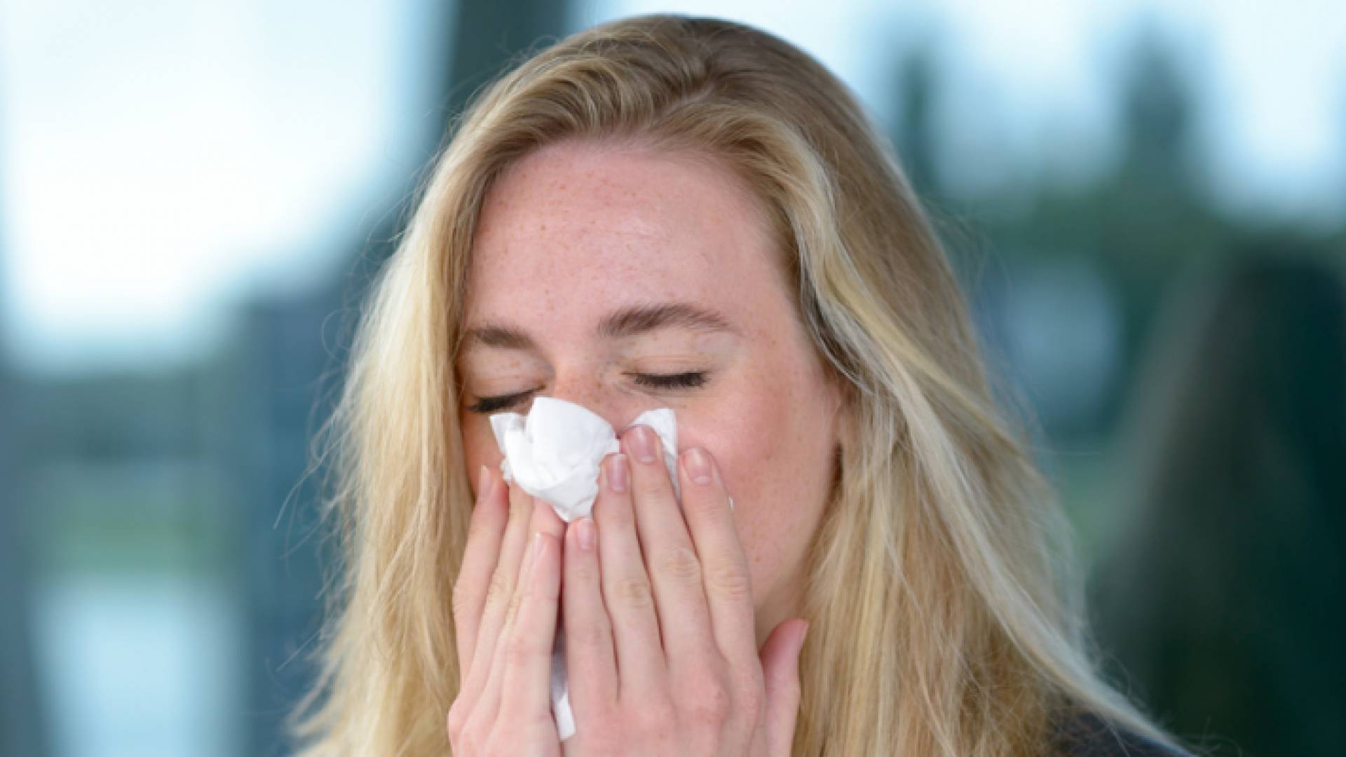 سيدة تعاني من أعراض الإنفلونزا