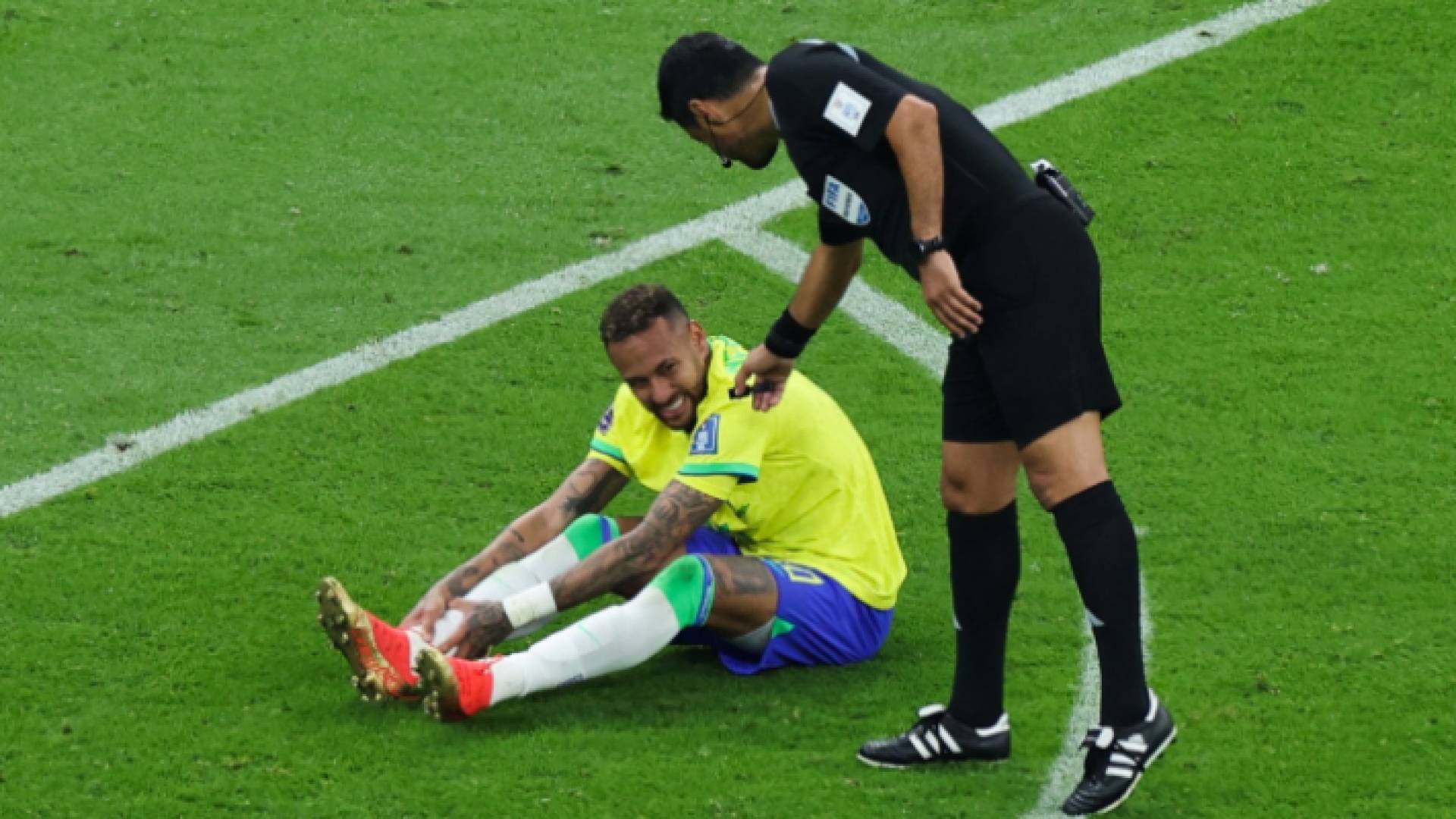 البرازيلي نيمار مصابا في مباراة صربيا