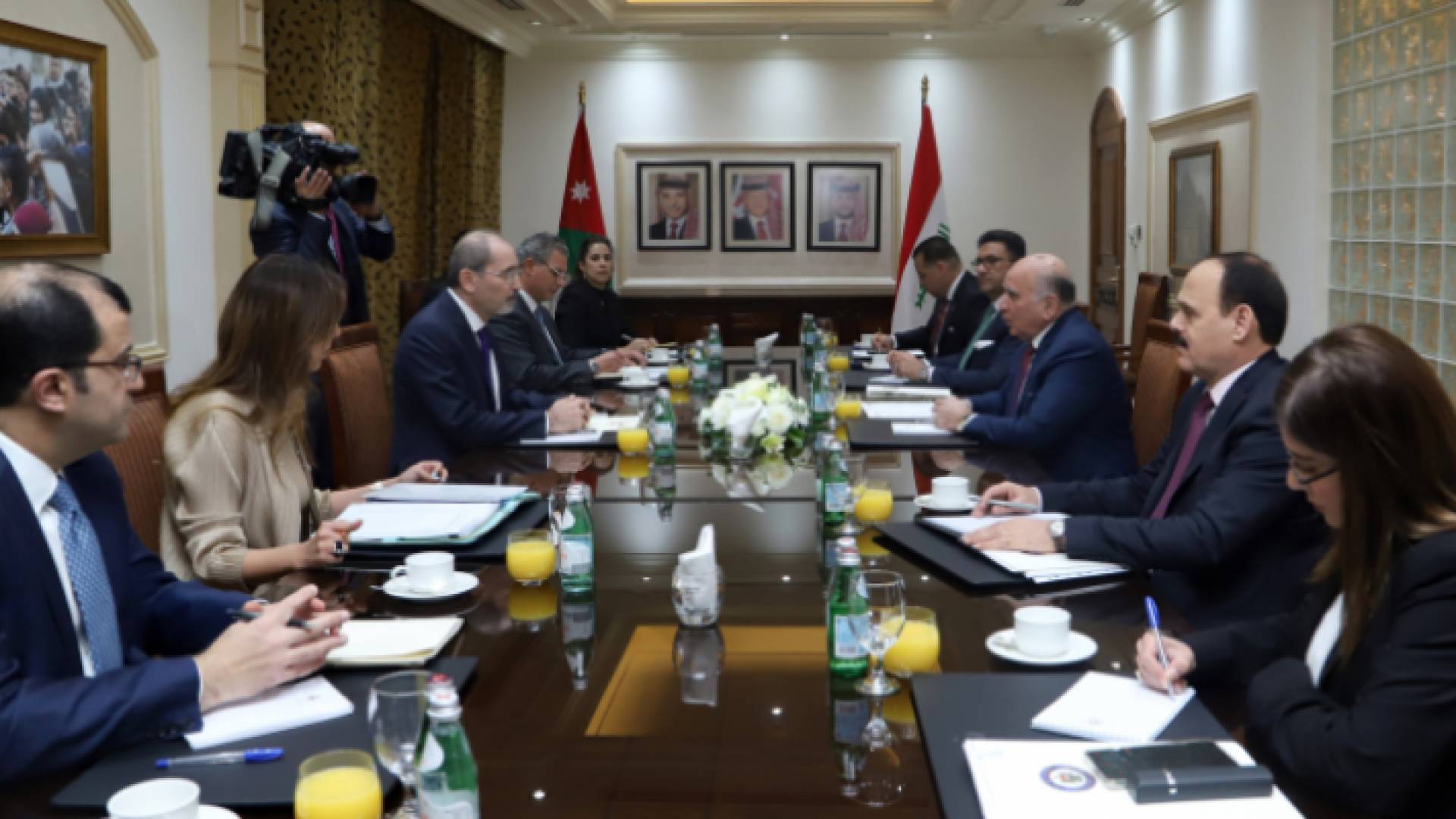 وزير الخارجية الأردني أيمن الصفدي (الثالث من اليسار) ونظيره العراقي فؤاد حسين (الثالث من اليمين) يعقدان مباحثات موسعة