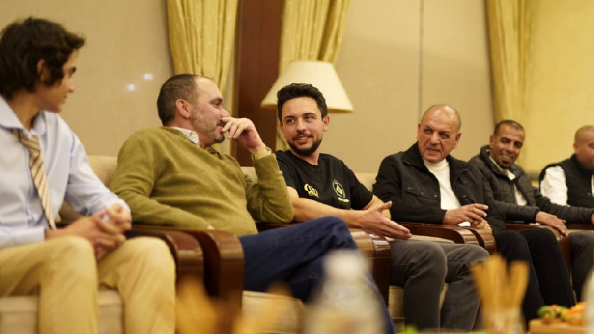 سمو ولي العهد والأميران علي بن الحسين وهاشم بن عبدالله الثاني والمدير الفني للمنتخب الوطني عدنان حمد