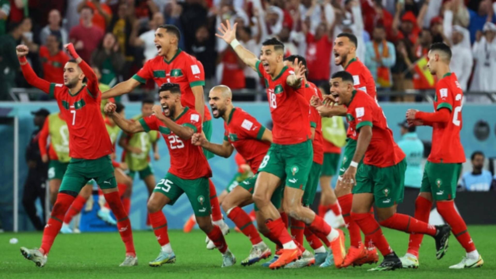 لاعبو المغرب يحتفلون بالفوز على إسبانيا