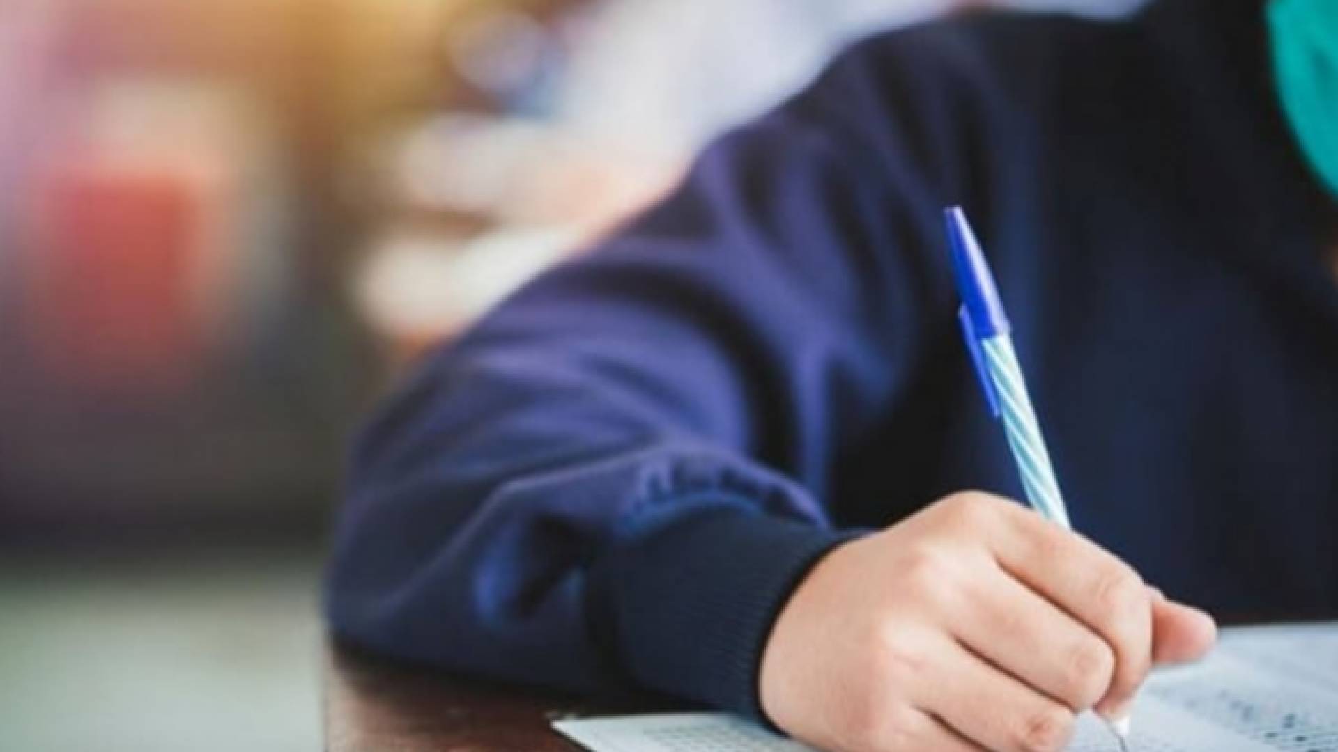 طالب يقدم امتحان