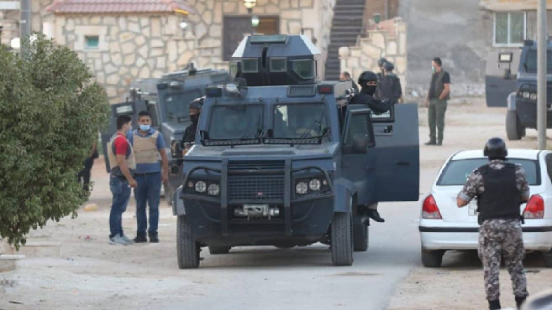 رجال الأمن العام في مداهمة سابقة