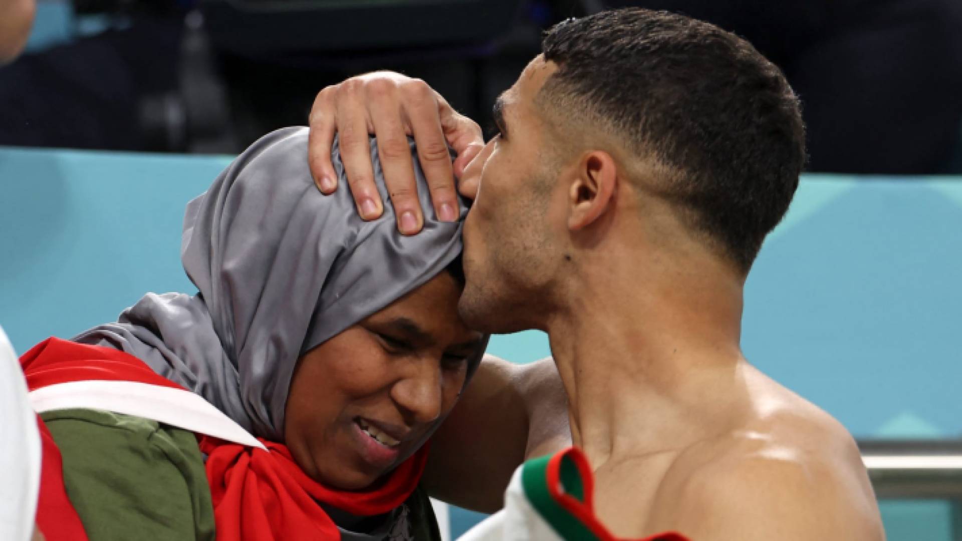 أشرف حكيمي يقبل والدته عقب فوز منتخبه على المنتخب الإسباني