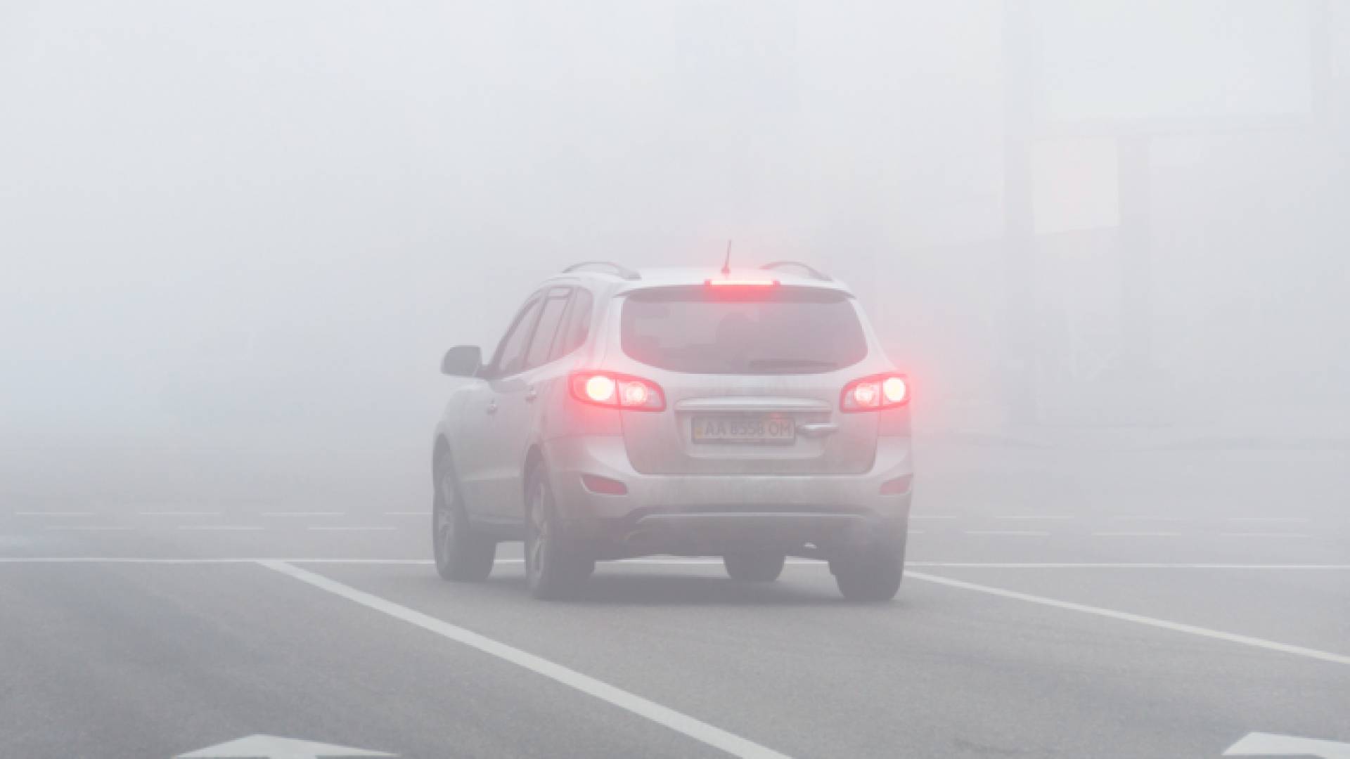 مركبة تسير في الضباب