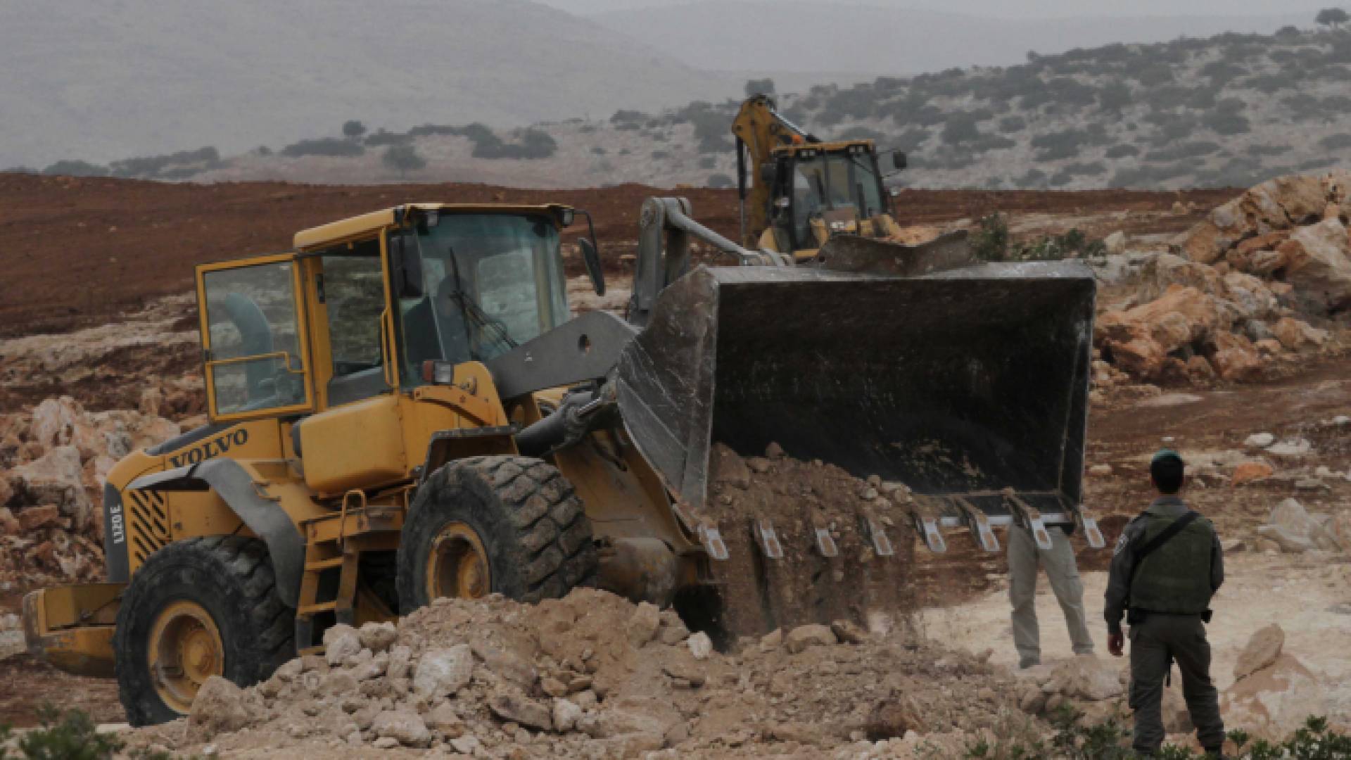 آلية عسكرية تابعة للاحتلال