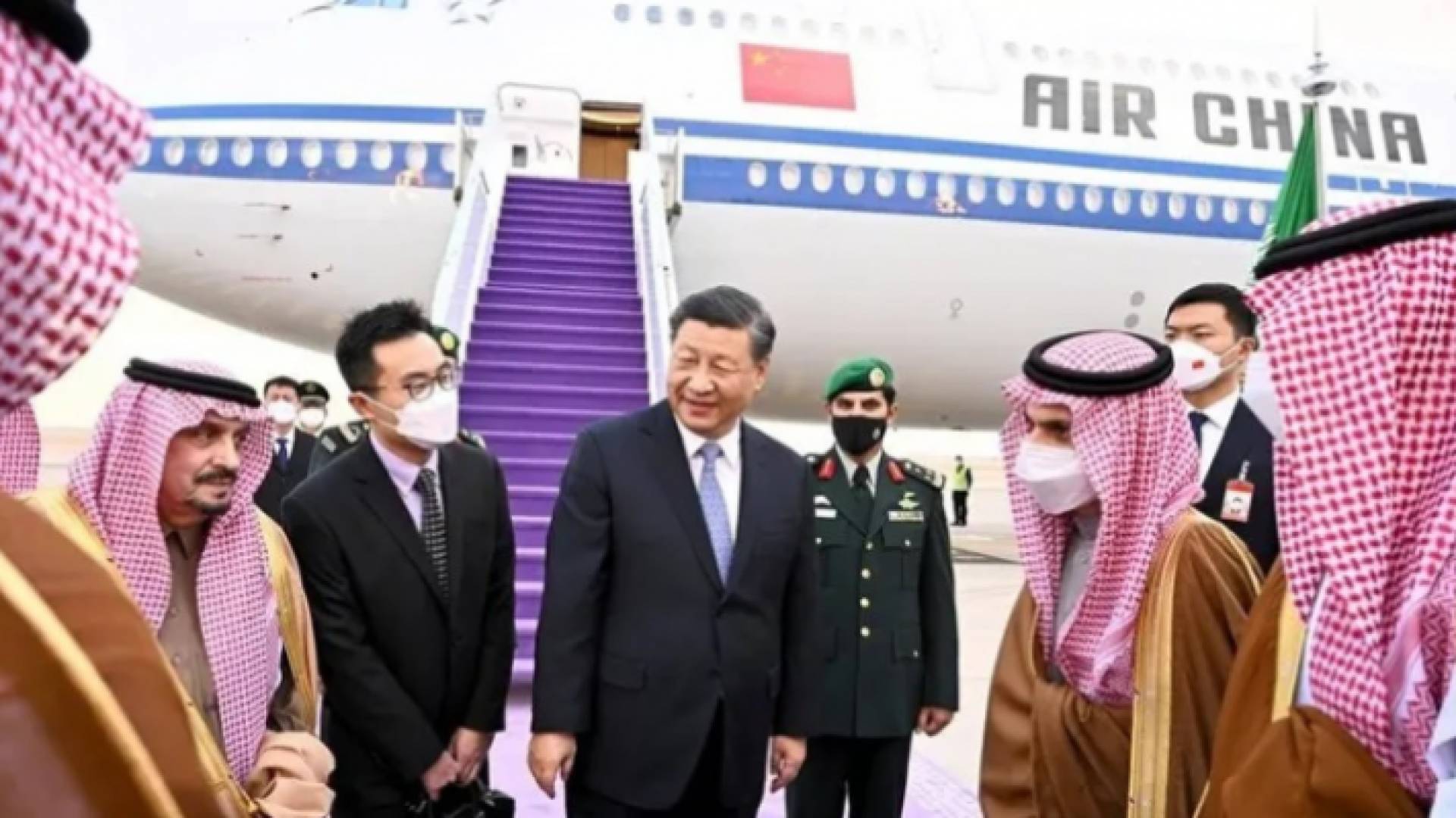 الرئيس الصيني شي جين بينغ يصل إلى السعودية