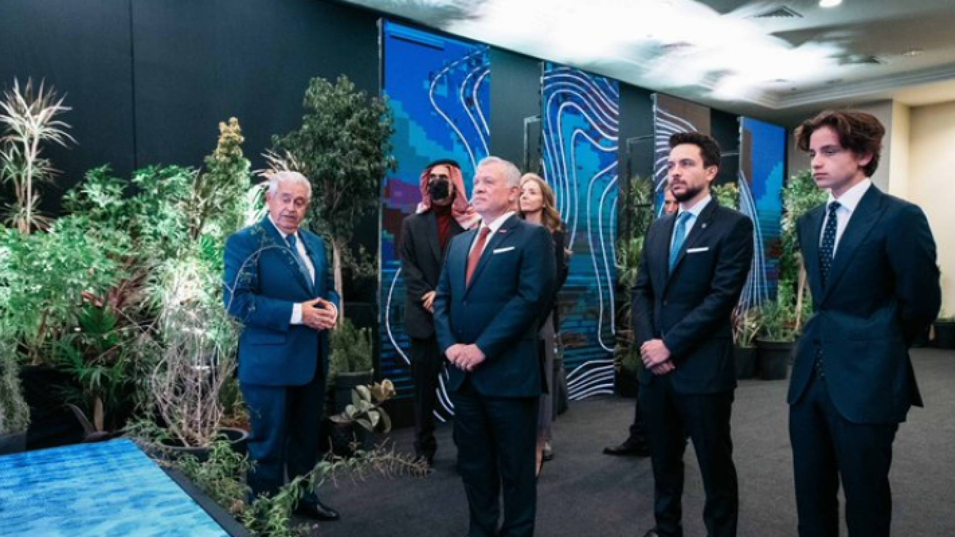 جلالة الملك عبد الله الثاني وسمو الأميران الحسين وهاشم