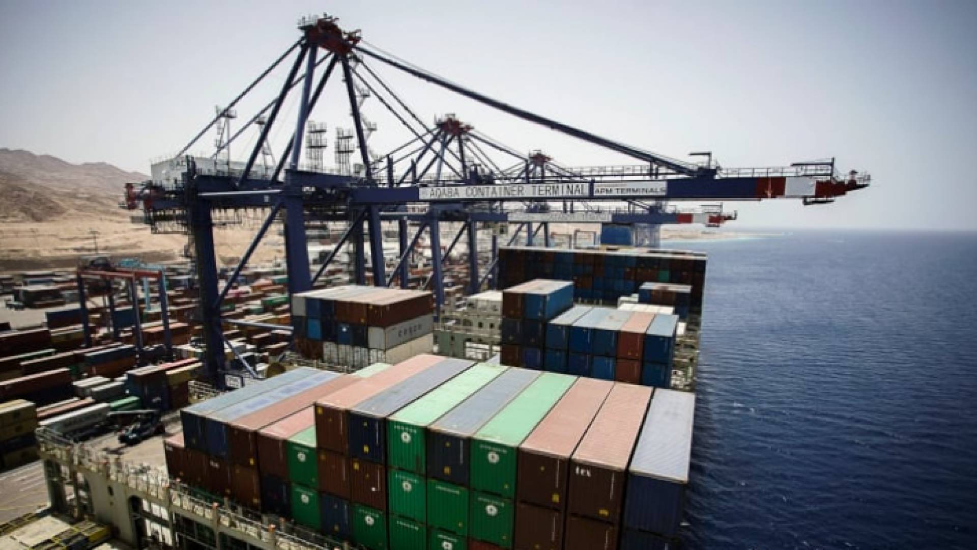 حاويات على رصيف ميناء العقبة