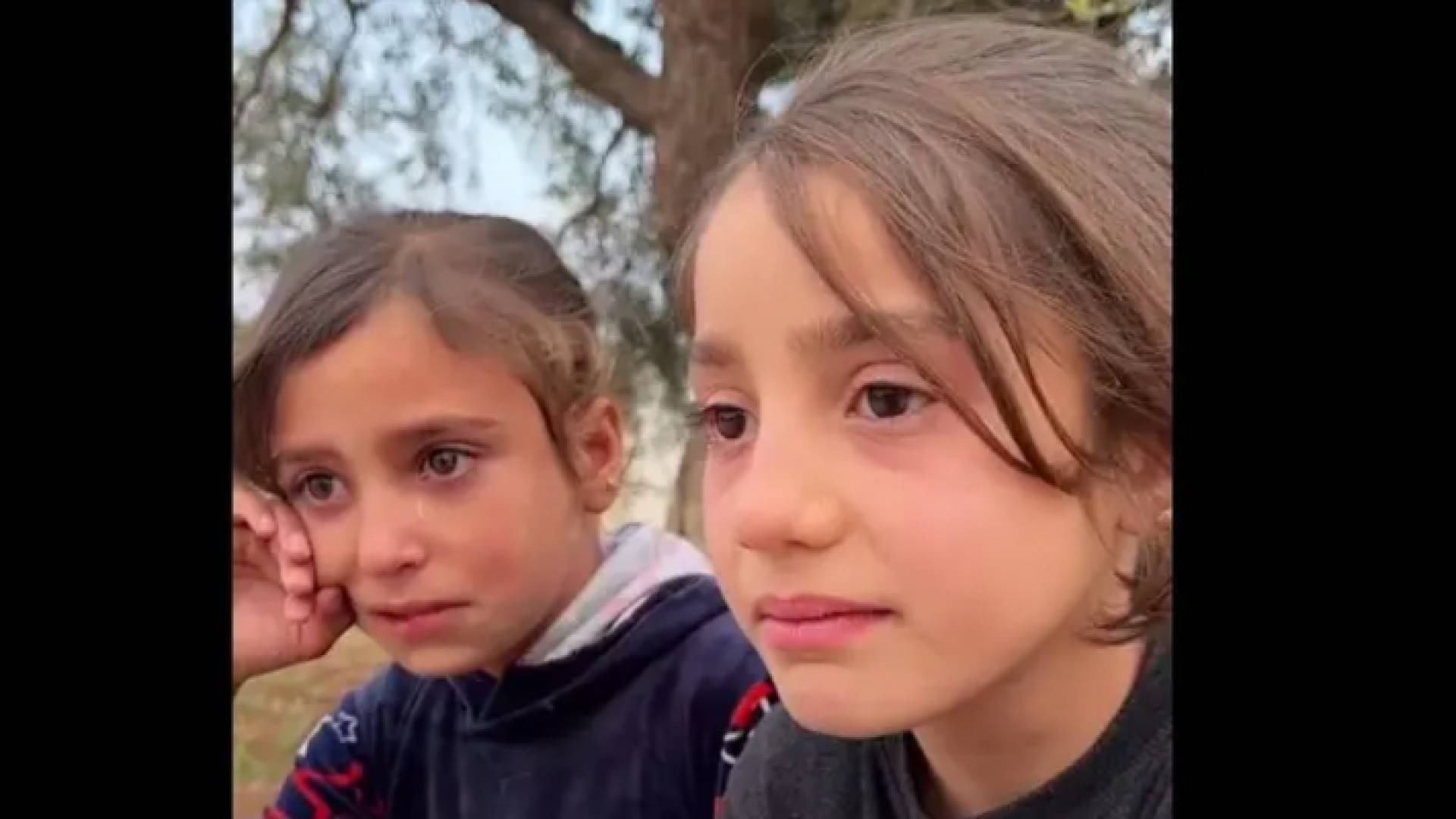 صورة من مقطع الفيديو للطفلتين